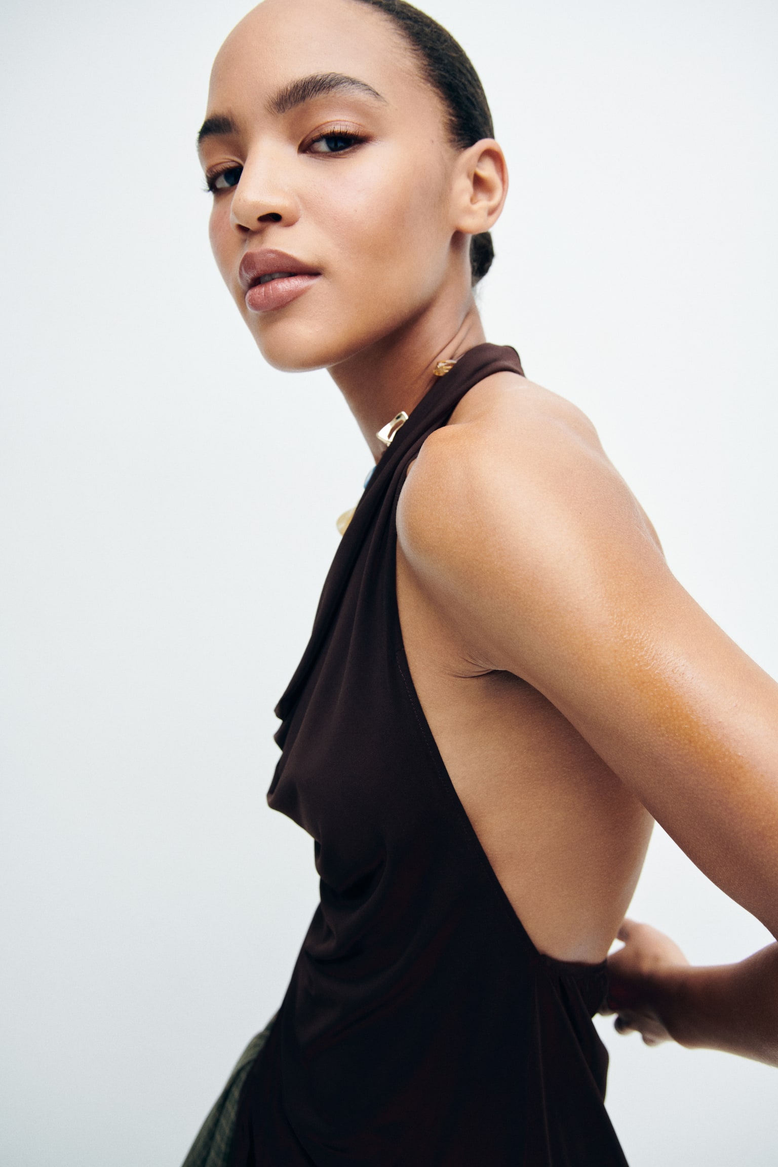 Женский топ H&M Asymmetric Halterneck Top, цвет: Тёмный коричневый — фото 6