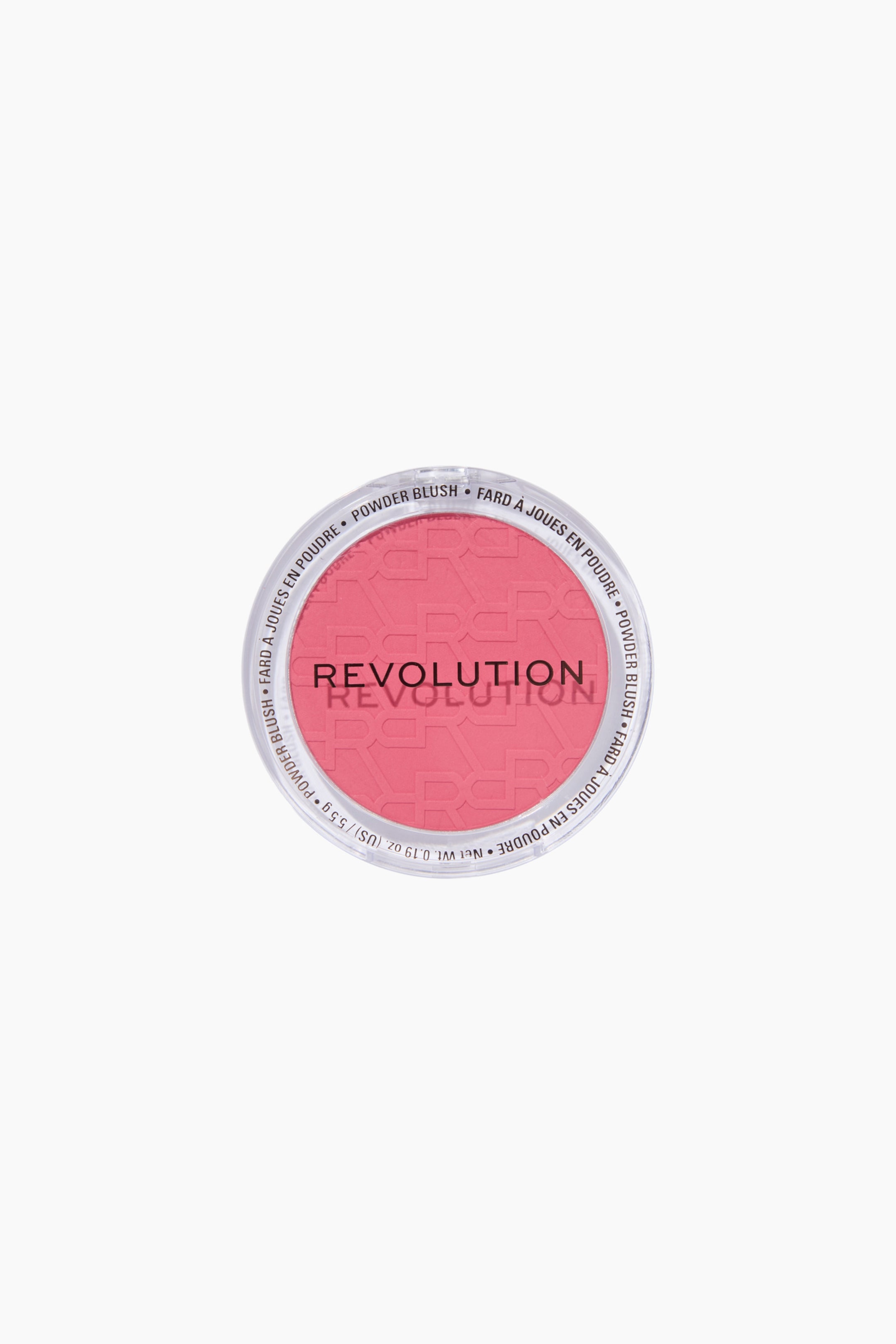 Se større billede: En rund Revolution pudderblush i kompakt etui ligger fladt og fremviser et livligt pink pudder med præget gentaget monogrammønster. Det transparente plastiklåg viser det sorte brandnavn "REVOLUTION" på tværs af midten, og produktdetaljer er trykt langs den cirkelformede ydre kant.