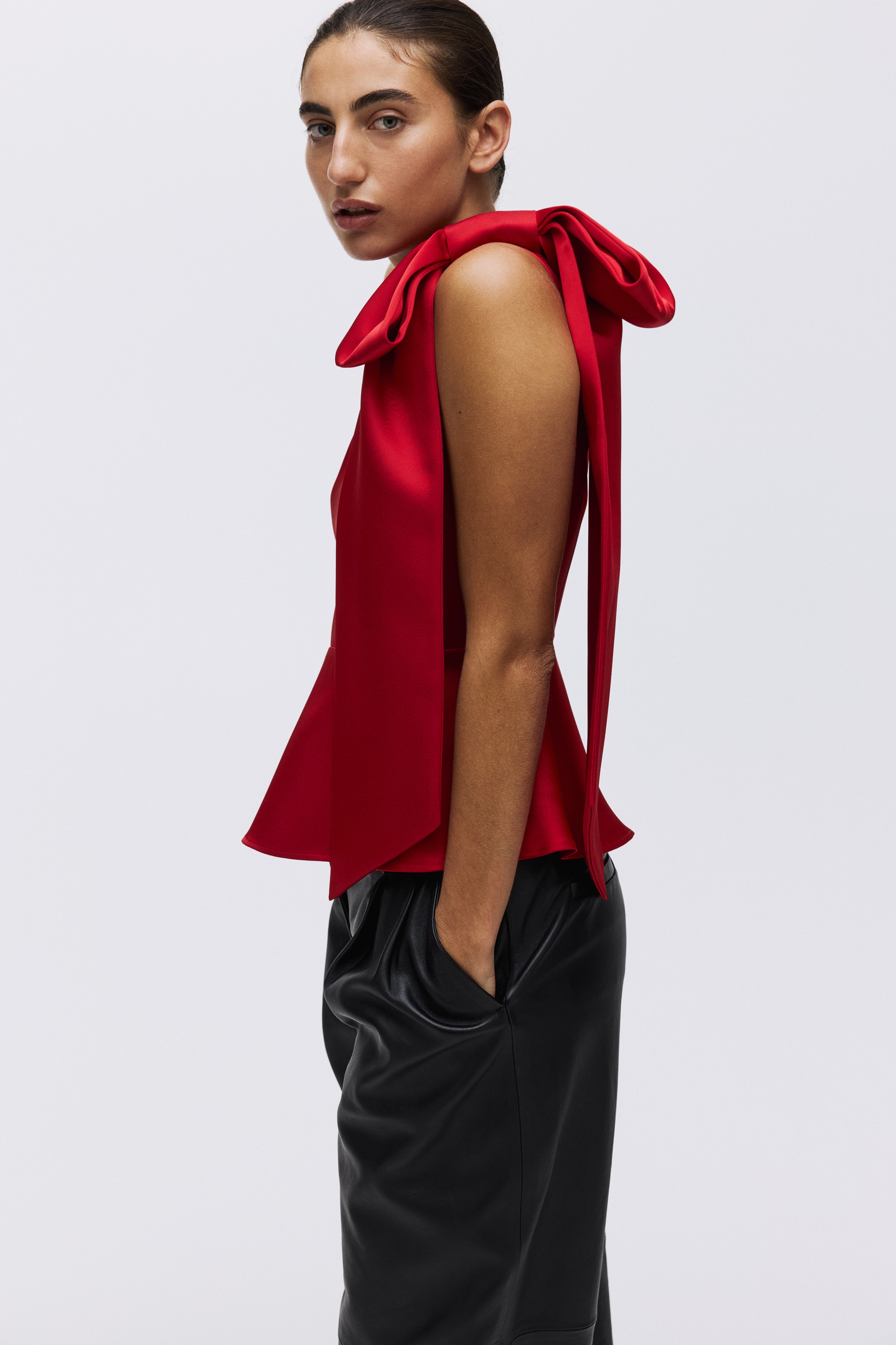 One shoulder-top med sløjfeModel