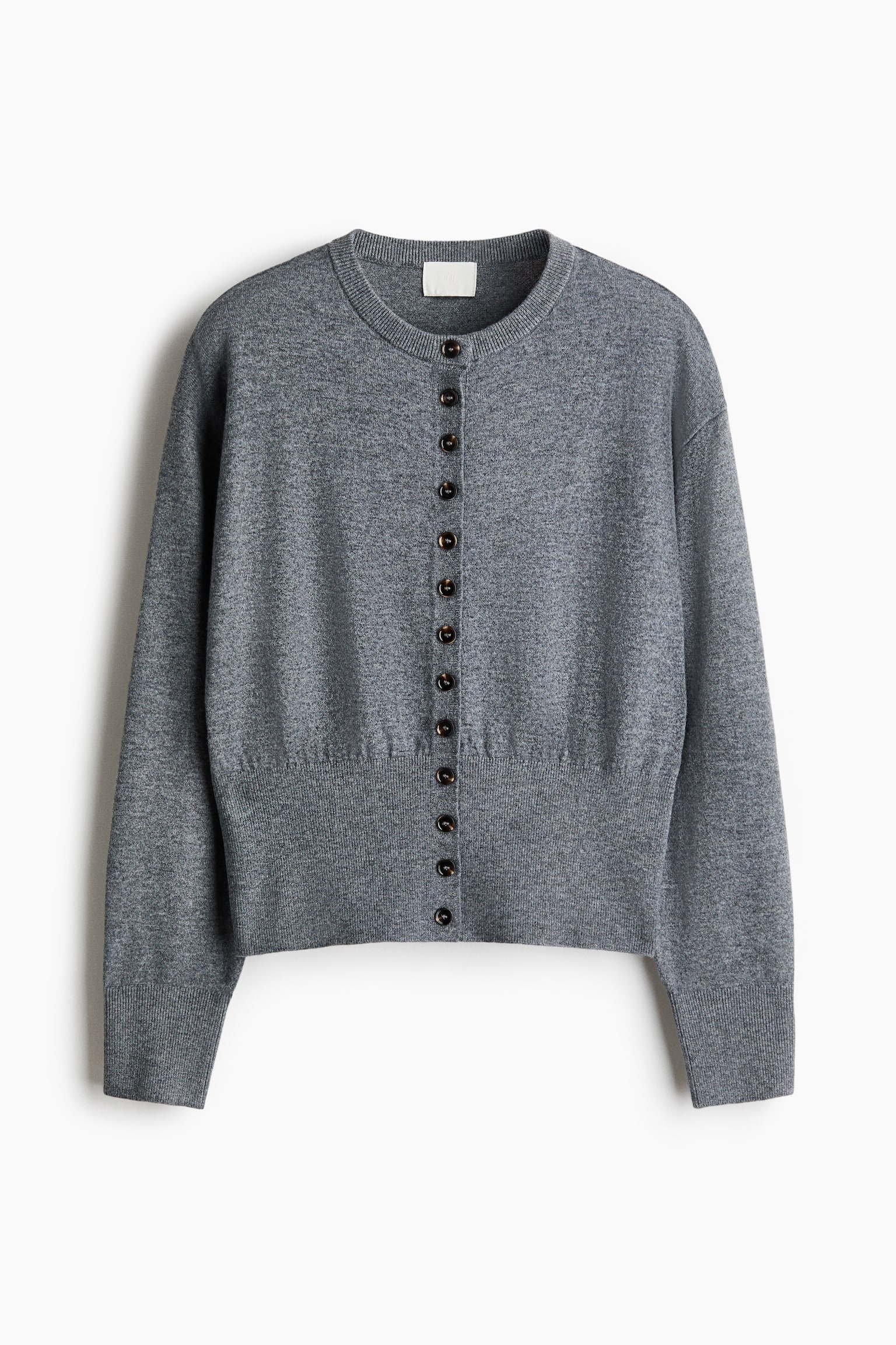 Un cardigan en tricot gris chiné est présenté de face, affichant un col rond et une fermeture complète à boutons sur le devant avec de petits boutons brun foncé. Il est doté de manches longues avec des poignets côtelés et un ourlet côtelé. - 1