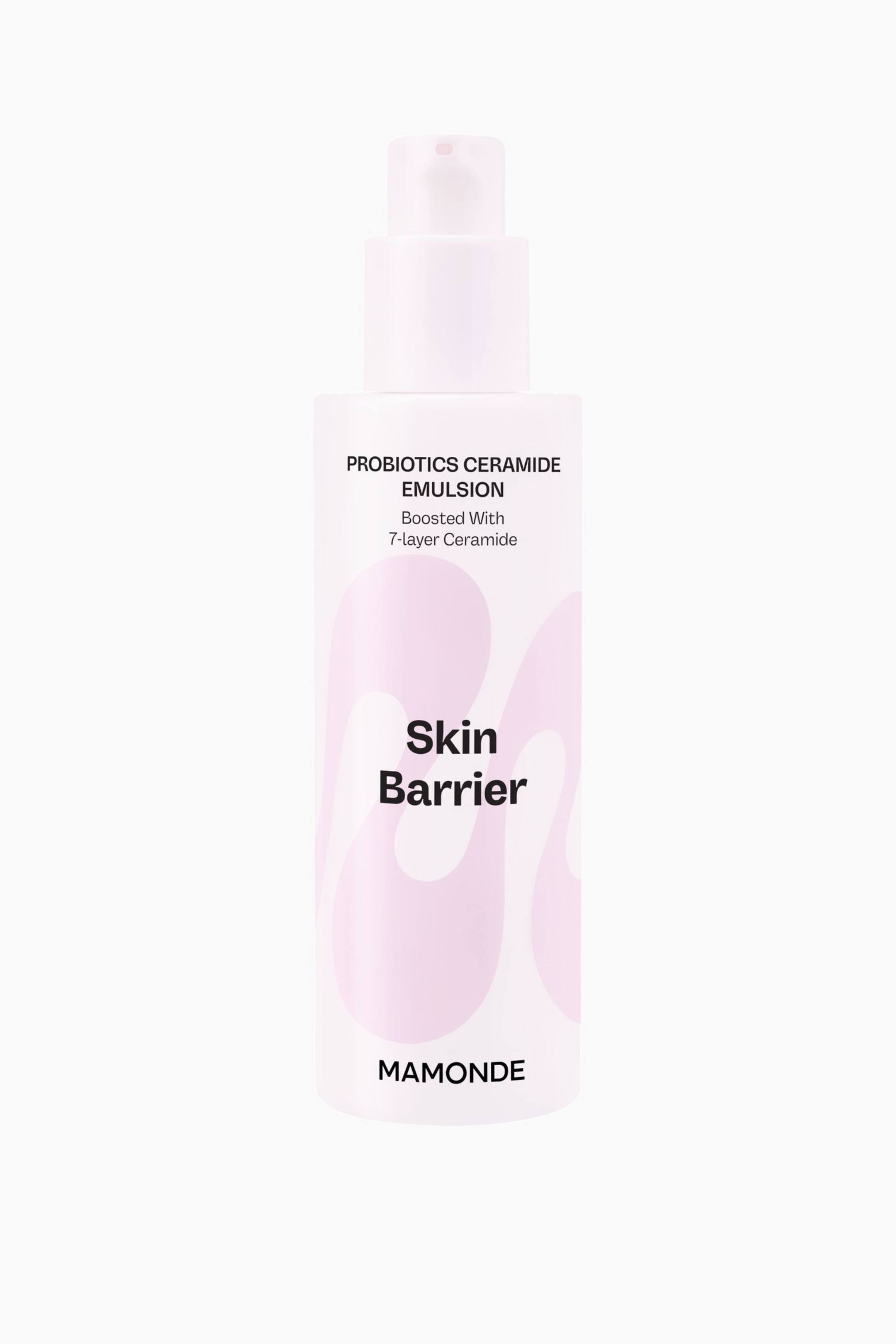 Se større billede: Flasken med Skin Barrier Probiotics Ceramide Emulsion står oprejst og vender fremad og fremhæver en lyserosa cylindrisk krop med en matchende pumpedispenser. Flasken viser sort tekst med ordene "PROBIOTICS CERAMIDE EMULSION", "Skin Barrier" og "MAMONDE" over en abstrakt, bølgende pink grafik.