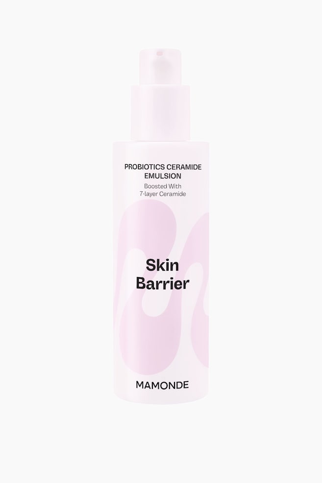 Flasken med Skin Barrier Probiotics Ceramide Emulsion stÃ¥r oprejst og vender fremad og fremhÃ¦ver en lyserosa cylindrisk krop med en matchende pumpedispenser. Flasken viser sort tekst med ordene "PROBIOTICS CERAMIDE EMULSION", "Skin Barrier" og "MAMONDE" over en abstrakt, bÃ¸lgende pink grafik. - 1