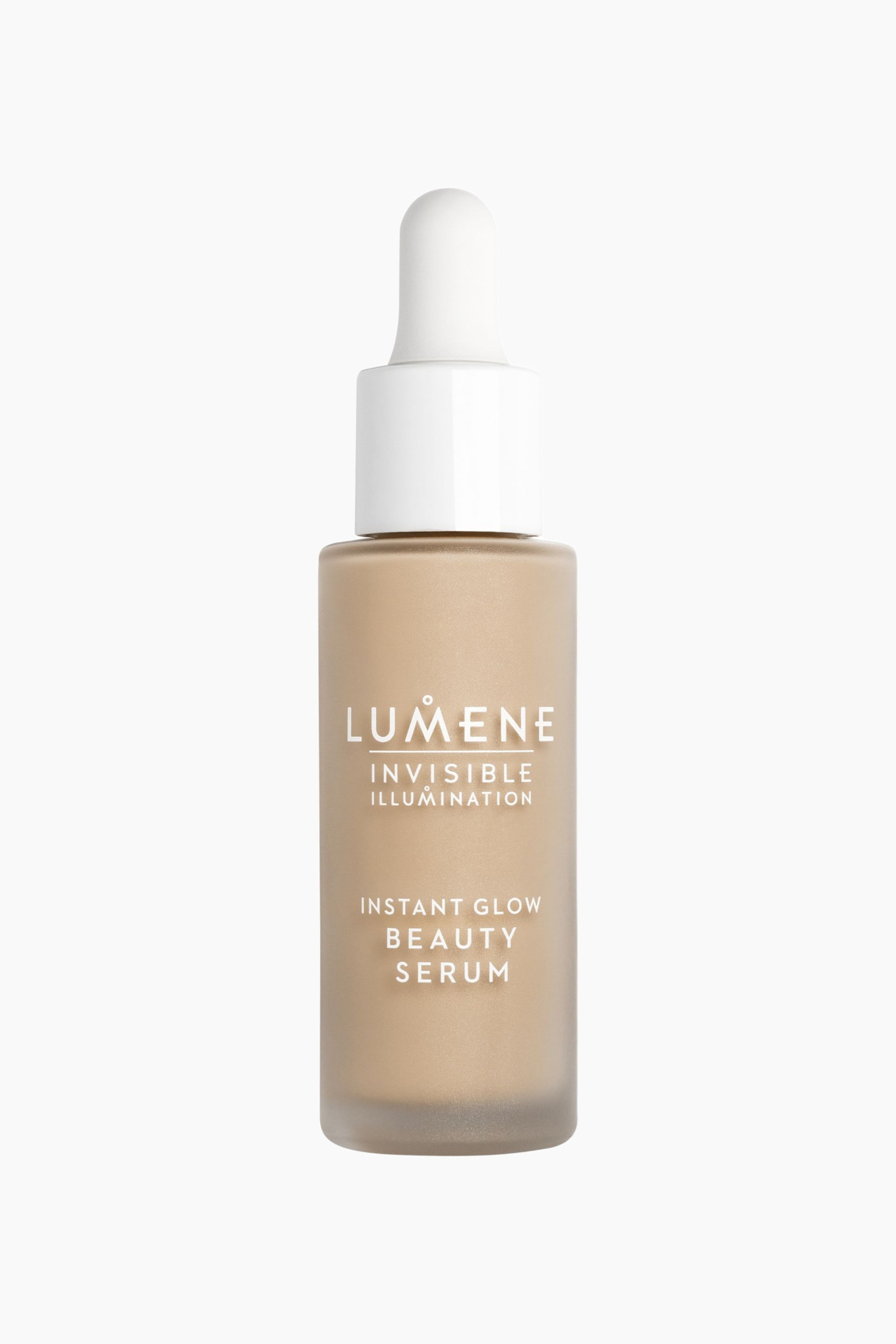 Visa större bild: En matt frostad glasflaska med pipett står upprätt och innehåller ett ljust beige skönhetsserum. Den har en vit pipettkork, och vit text pryder flaskan med texten 'Lumene Invisible Illumination Instant Glow Beauty Serum'.