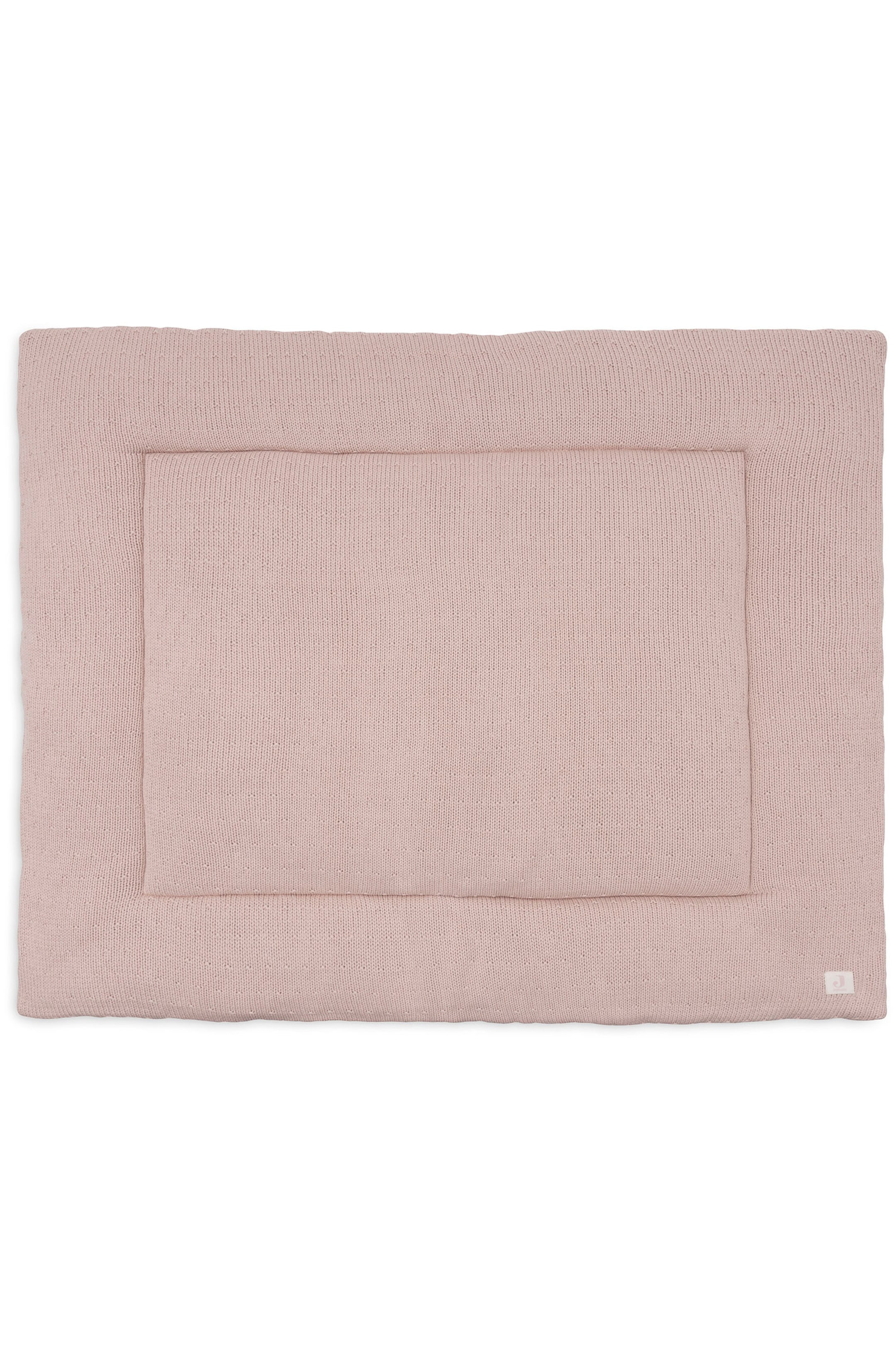 Agrandir l'image: Un tapis de parc pour bébé rectangulaire, de couleur rose poudré, est présenté en vue de dessus, avec un tissu tricoté texturé et un design rembourré comprenant une section rectangulaire surpiquée à l’intérieur. Une petite étiquette de marque blanche carrée est cousue dans le coin inférieur droit.
