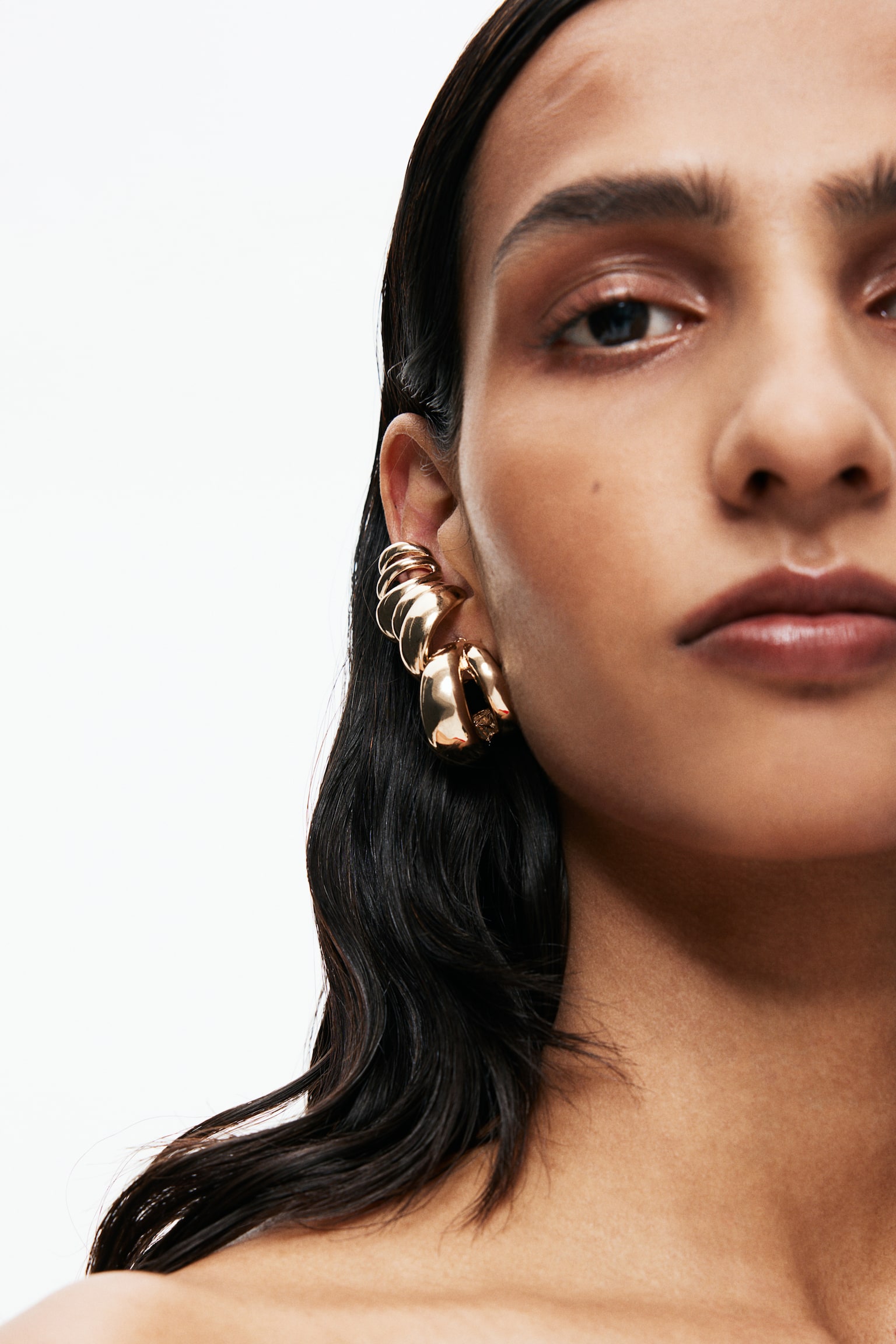 Hoop earrings and ear cuffs - Gold-coloured - 1