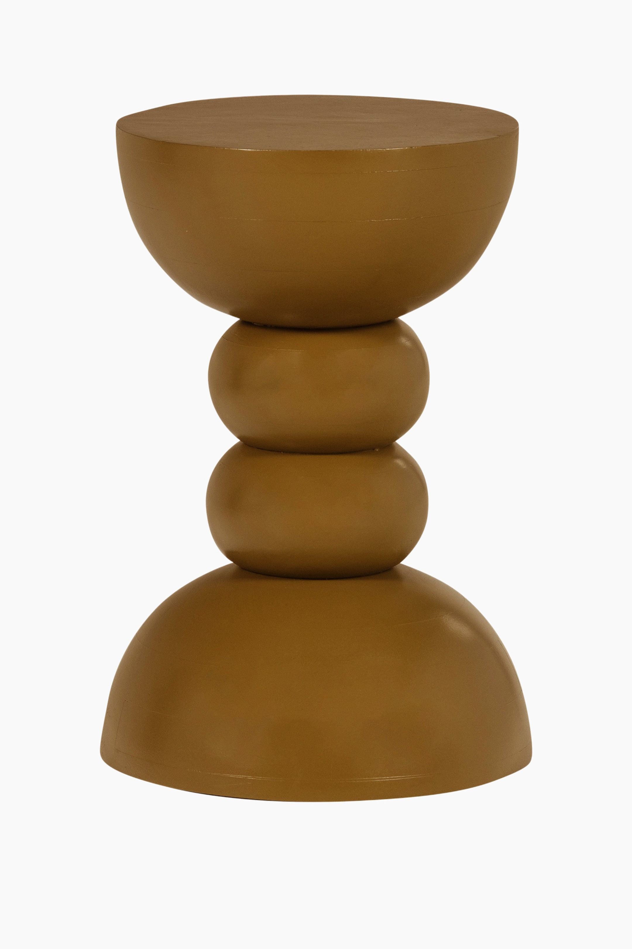 Größeres Bild anzeigen: Ein senfgelber Beistelltisch mit einem gestapelten skulpturalen Design, bei dem eine flache, kreisförmige Tischplatte auf einer umgedrehten halbkugelförmigen Form ruht. Diese Form balanciert auf zwei gestapelten kugelförmigen Elementen, die in einem breiteren, gewölbten Sockel enden.