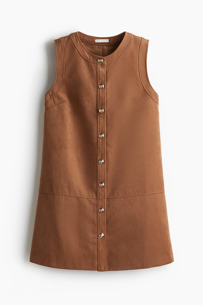 Une robe marron sans manches présente une vue de face, avec un col montant et une patte de boutonnage complète avec huit boutons circulaires dorés. Une couture horizontale définit le bas de l'avant de la robe. - 1