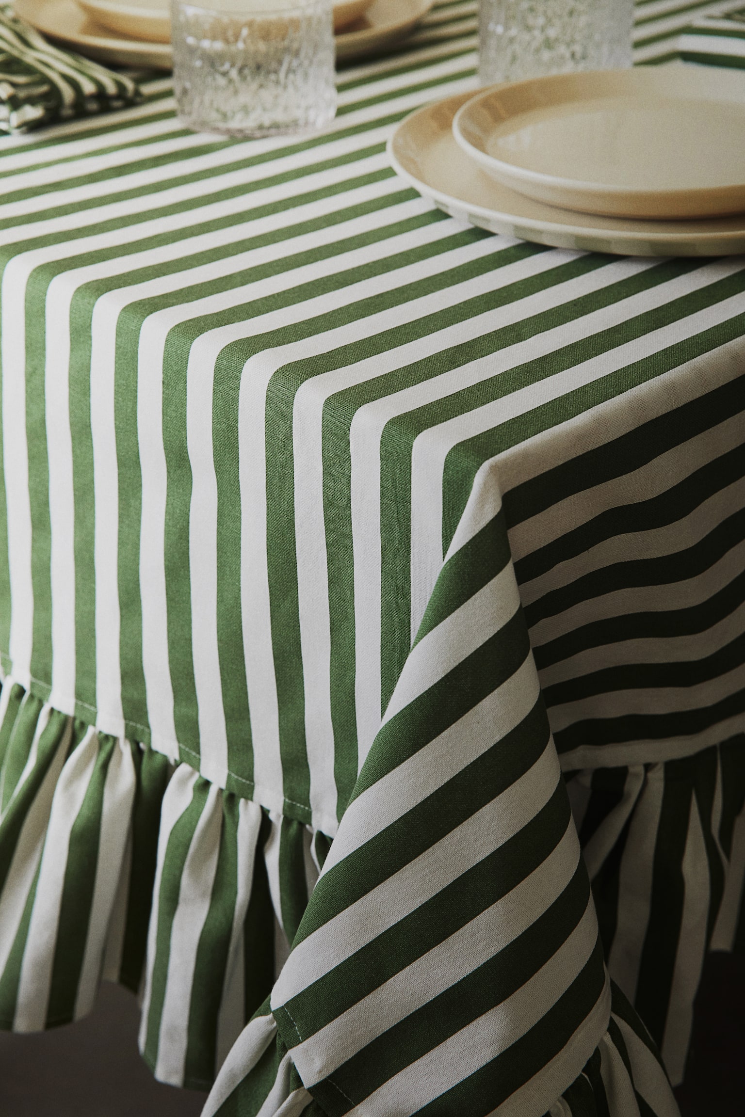 Frill-trimmed tablecloth - Green/Striped - 2