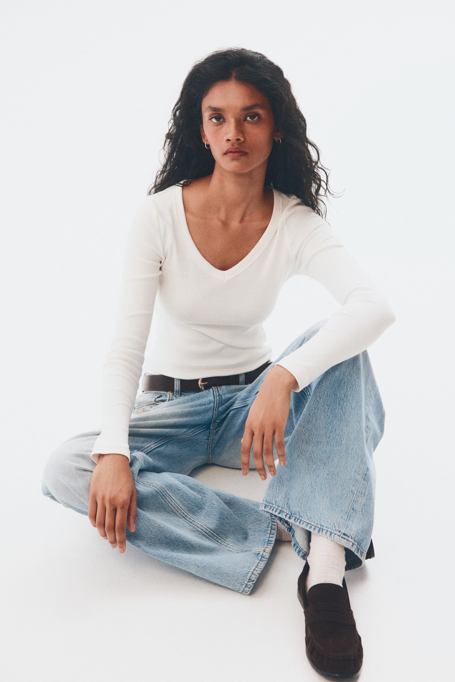 Baumwollshirt mit V-Ausschnitt - Weiß/Braun/Weiß gestreift/Dunkelblau - 7