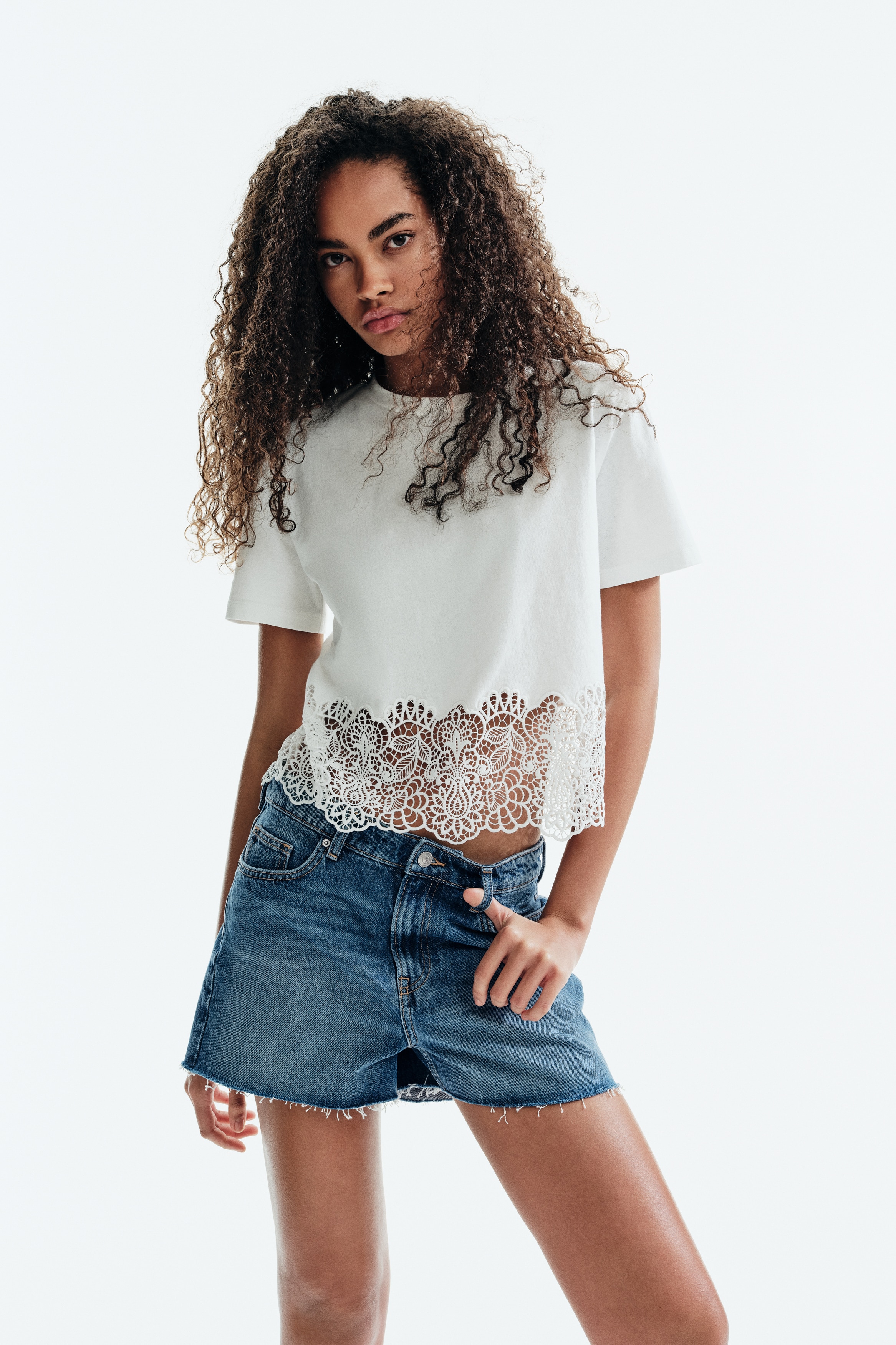 Raw-edge denim shortsModel