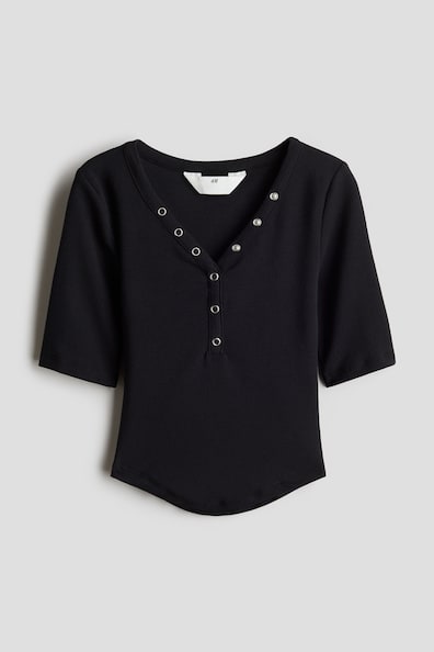 Geripptes Shirt mit Zierknopfleiste - V-Ausschnitt - Kurzarm 