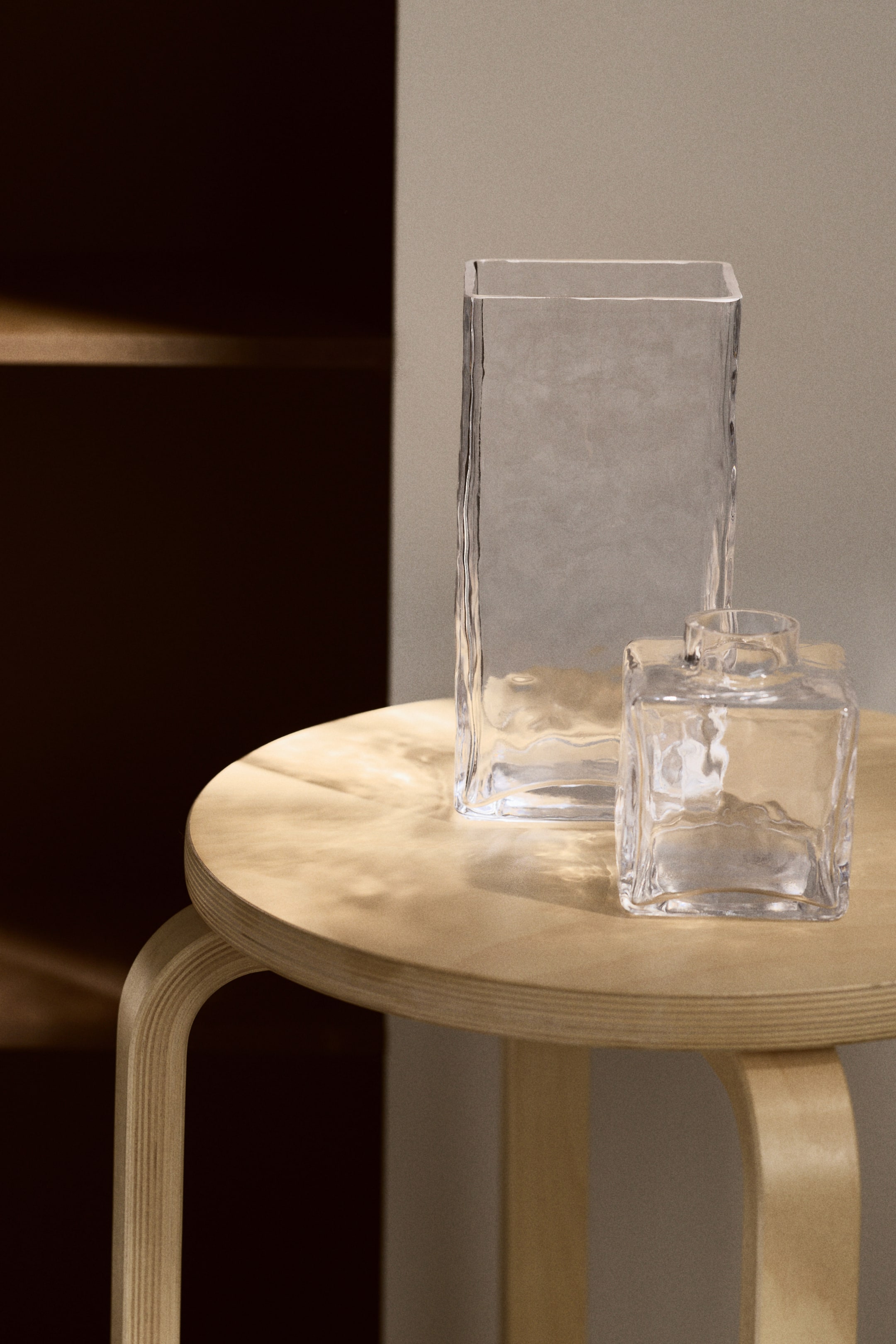 Se større billede: En vase i tekstureret glas med et lige design er en høj, klar, rektangulær beholder, der har en ujævn, tekstureret overflade på siderne.