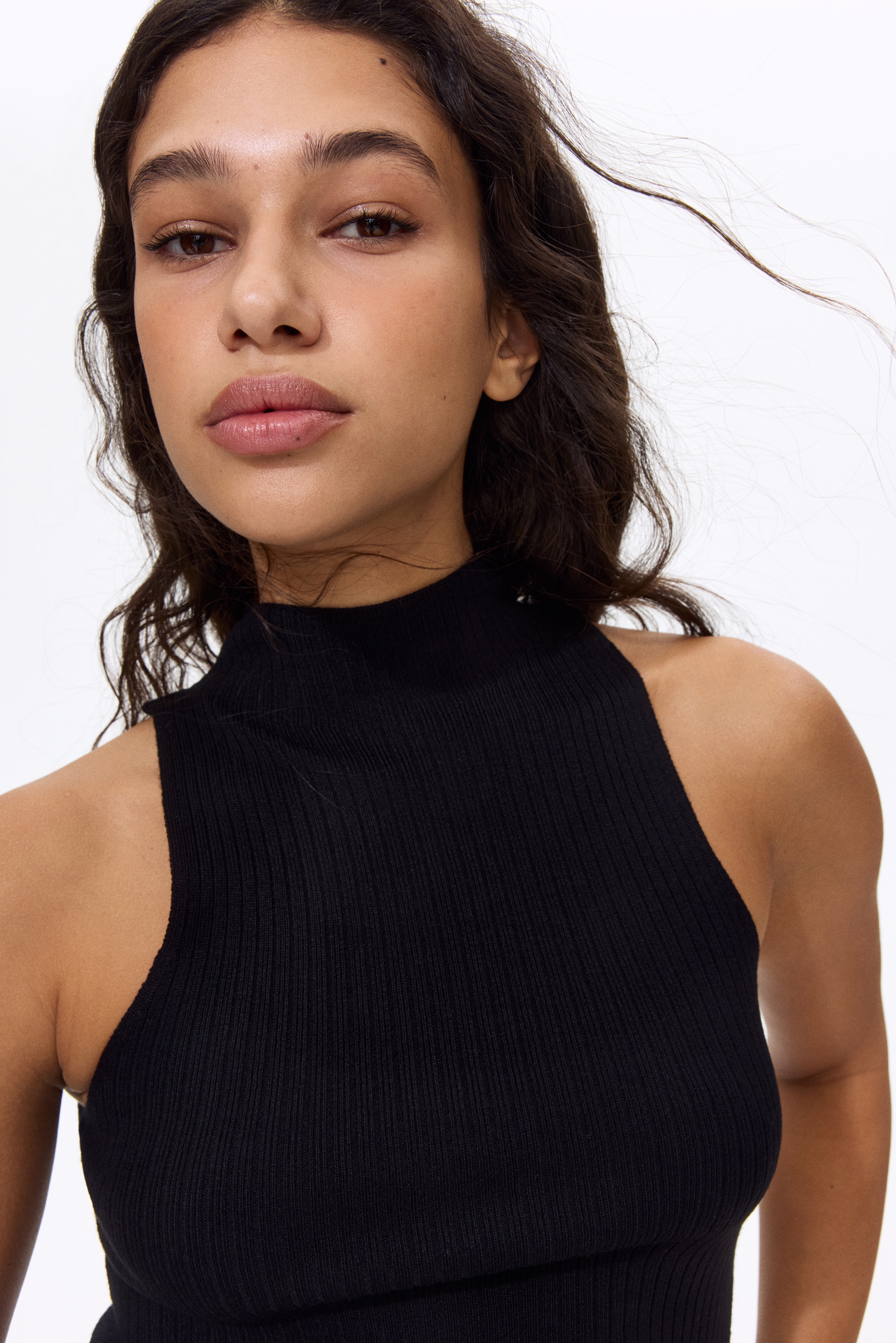 Ribstrikket top med turtleneckModel