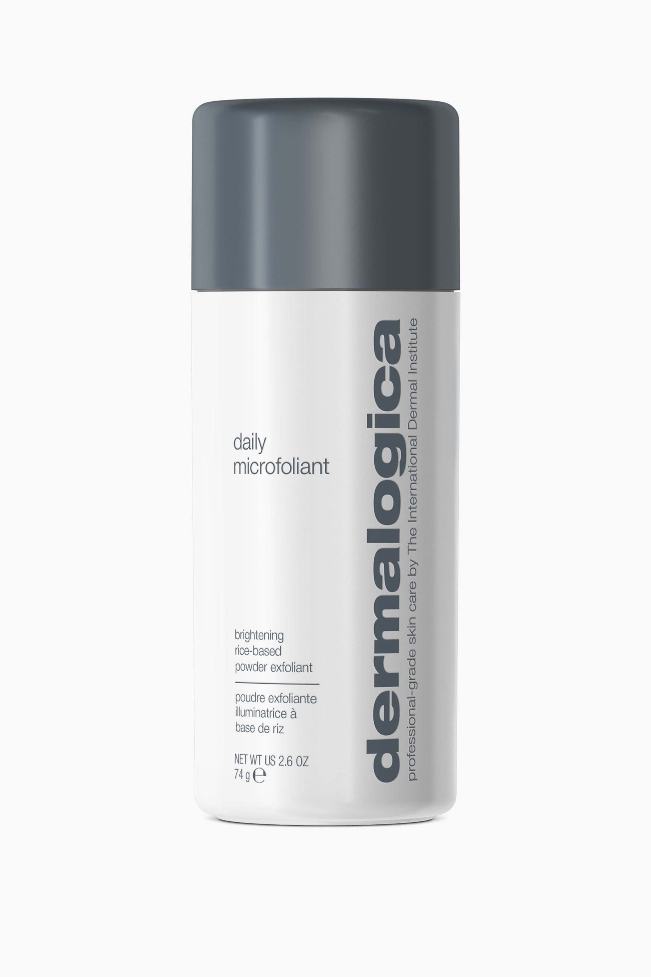 Visa större bild: En cylindrisk vit flaska med Dermalogica Daily Microfoliant står upprätt i en frontvänd vy och har ett matt mörkgrått lock. Flaskan visar minimalistisk mörkgrå text, med varumärkesnamnet "dermalogica" vertikalt längs höger sida och "daily microfoliant" tryckt på vänster sida.