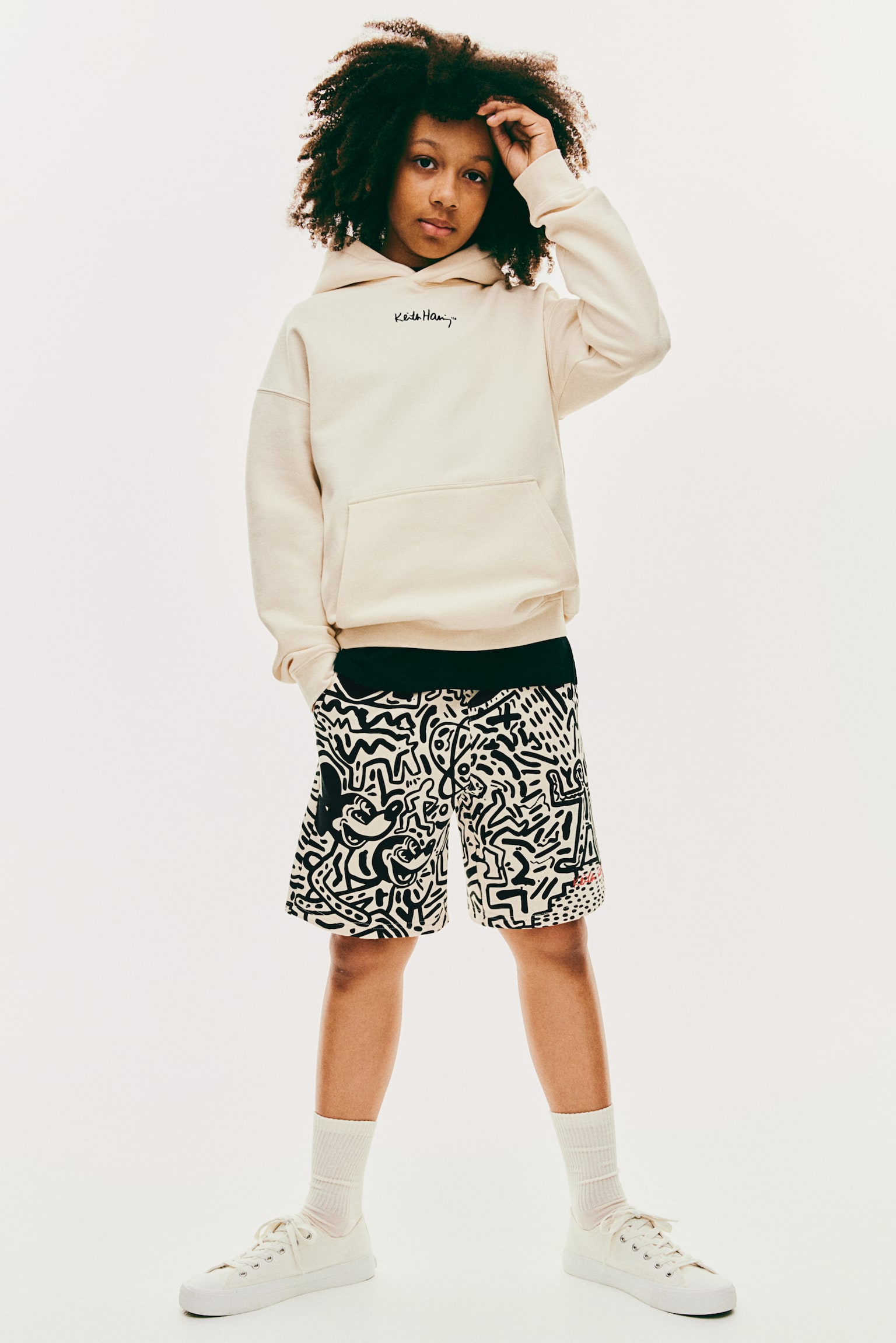 Knee-length sweatshirt shorts - Light beige/Patterned - 2