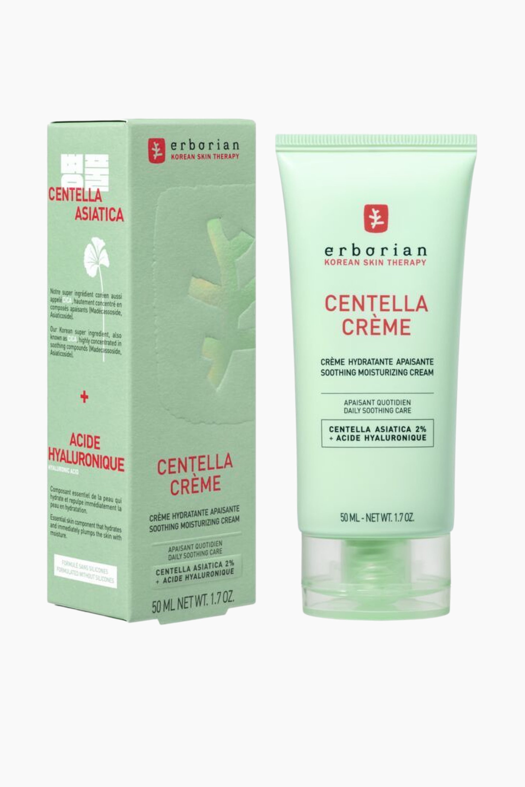Se større billede: En lysegrøn papæske og en matchende lysegrøn tube af Erborian Centella Crème står oprejst. Æsken er vinklet, så den viser sine for- og sidepaneler med produktinformation og en sølvbladgrafik, mens tuben præsenterer sin frontetiket med mærkenavn, produkttype og volumen.