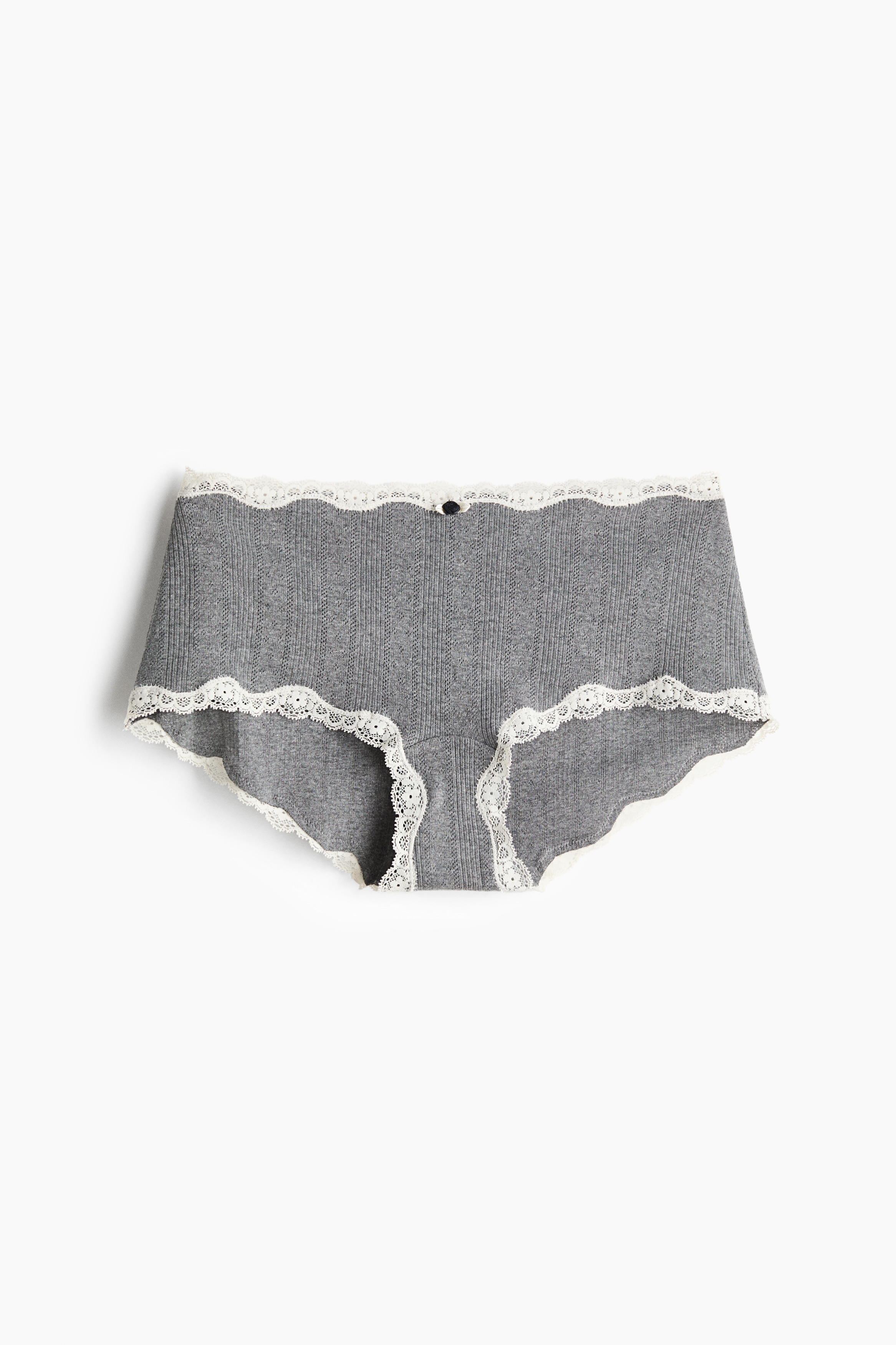 Bá» ná»i y chá»¥p tháº³ng nÃ y gá»m má»t Ã¡o bralette tam giÃ¡c dá»t gÃ¢n mÃ u xÃ¡m vÃ  quáº§n boyshort cáº¡p trá» Äá»ng bá». Chiáº¿c bralette ÄÆ°á»£c Äiá»m viá»n ren tráº¯ng dá»c theo ÄÆ°á»ng viá»n cá» vá»i má»t chiáº¿c nÆ¡ nhá» á» giá»¯a, trong khi quáº§n boyshort Äi kÃ¨m cÃ³ viá»n ren phá»i há»£p á» cáº¡p quáº§n vÃ  pháº§n á»ng quáº§n.