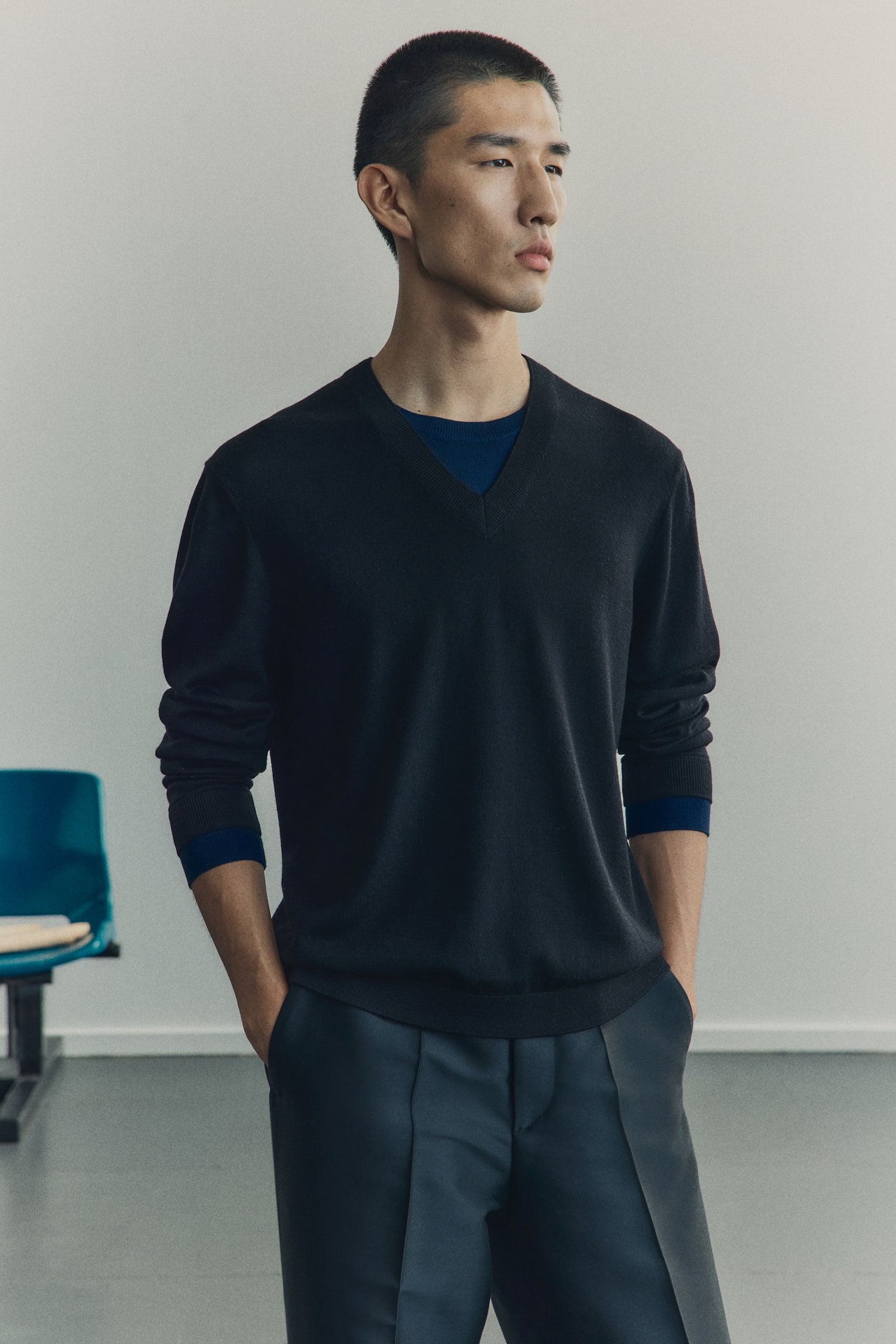 Wełniany sweter Regular Fit - Czarny - 2