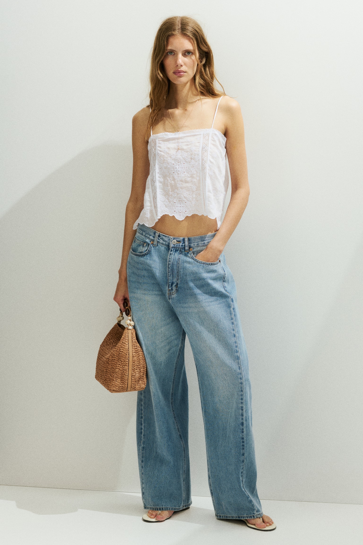 Top med broderie anglaise og bindestropper-Hvid - 2