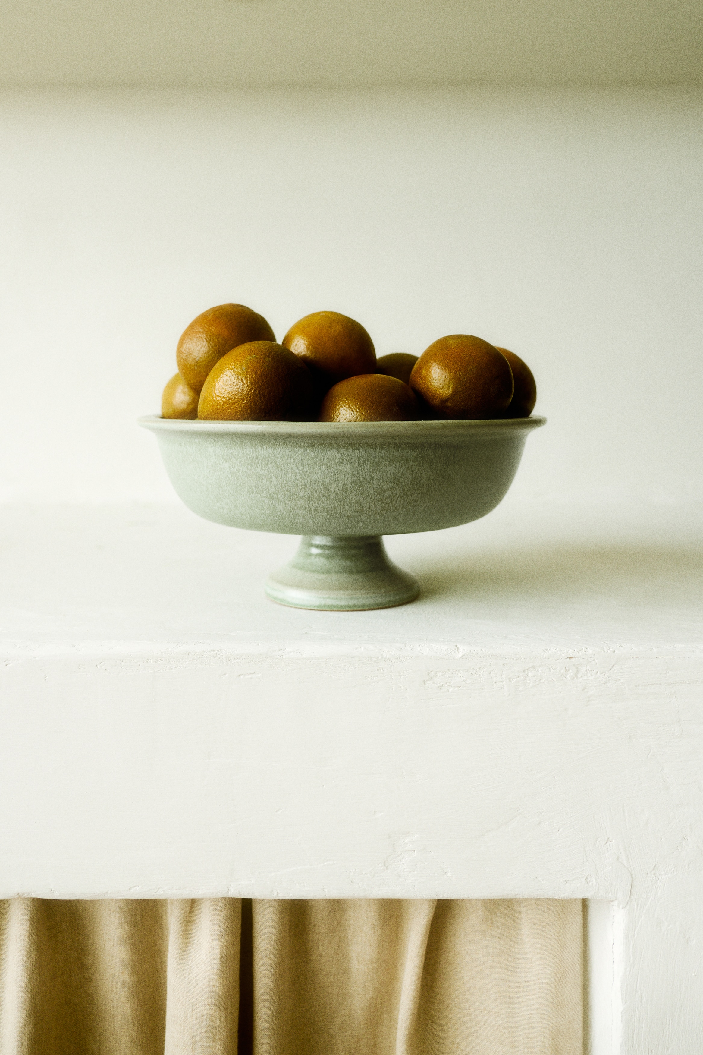 Serveringsskål i stengods med fot - Ljusgrön