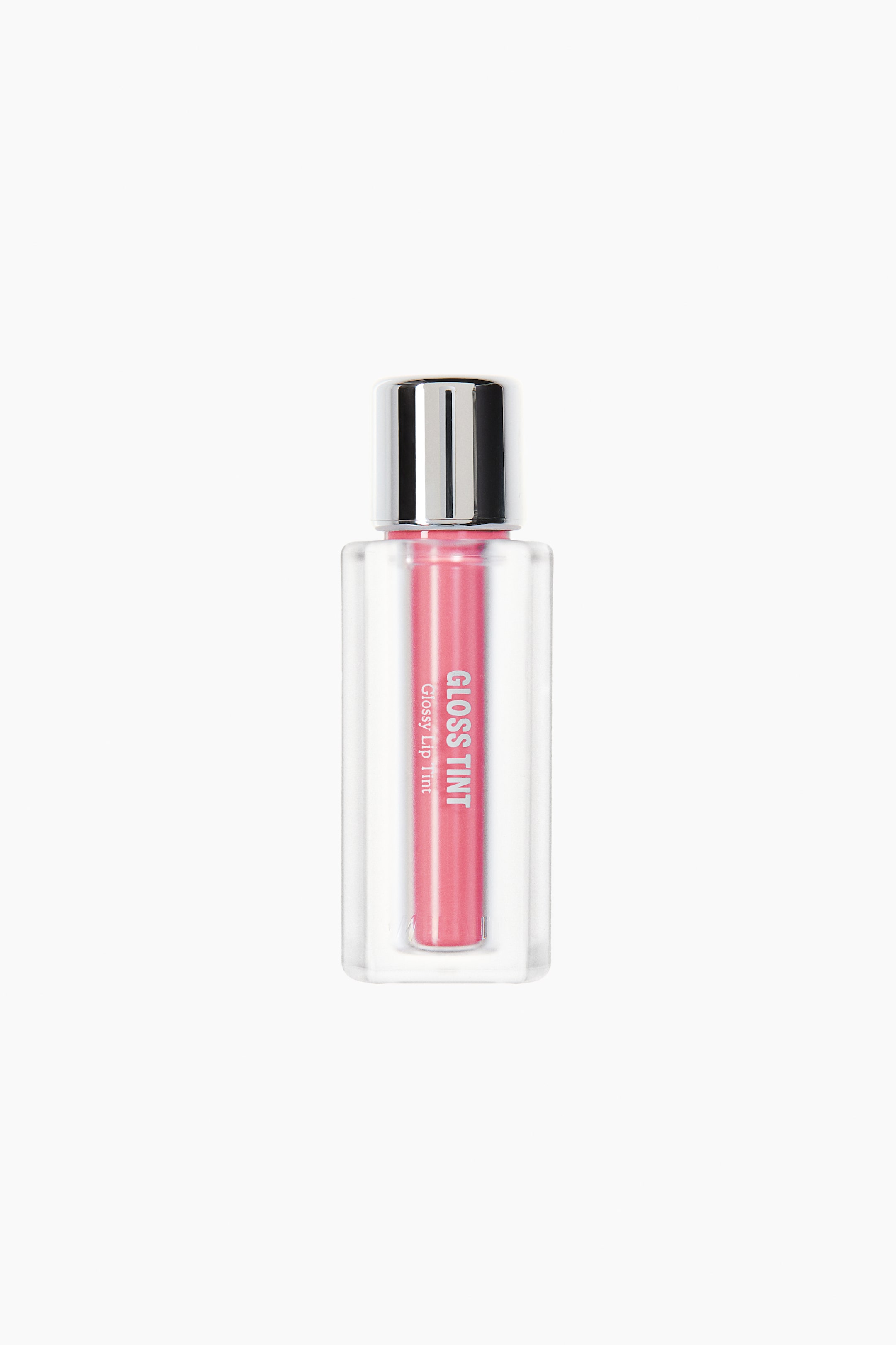 Agrandir l'image: Un brillant à lèvres lustré est présenté à l'avant, visible dans un flacon rectangulaire transparent avec un bouchon argenté réfléchissant. La teinte rose vibrante est contenue à l'intérieur, avec "GLOSS TINT" imprimé verticalement sur le flacon.
