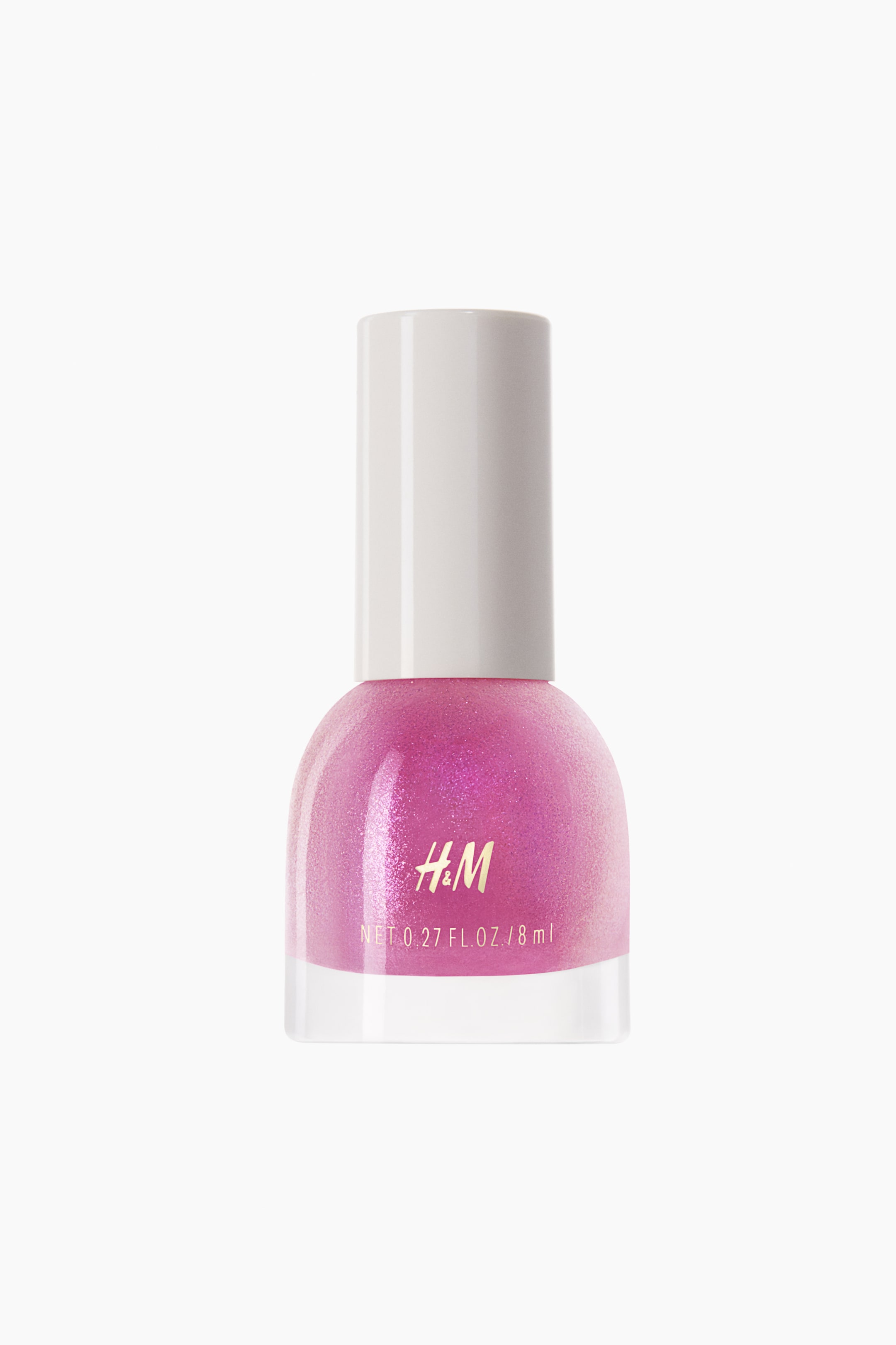 Größeres Bild anzeigen: Nagellack wird in einer runden, klaren Glasflasche präsentiert, die eine schimmernde rosa Flüssigkeit enthält und mit einem weißen zylindrischen Verschluss versehen ist. Auf der Vorderseite der Flasche sind das "H&M"-Logo und Volumenangaben zu sehen.