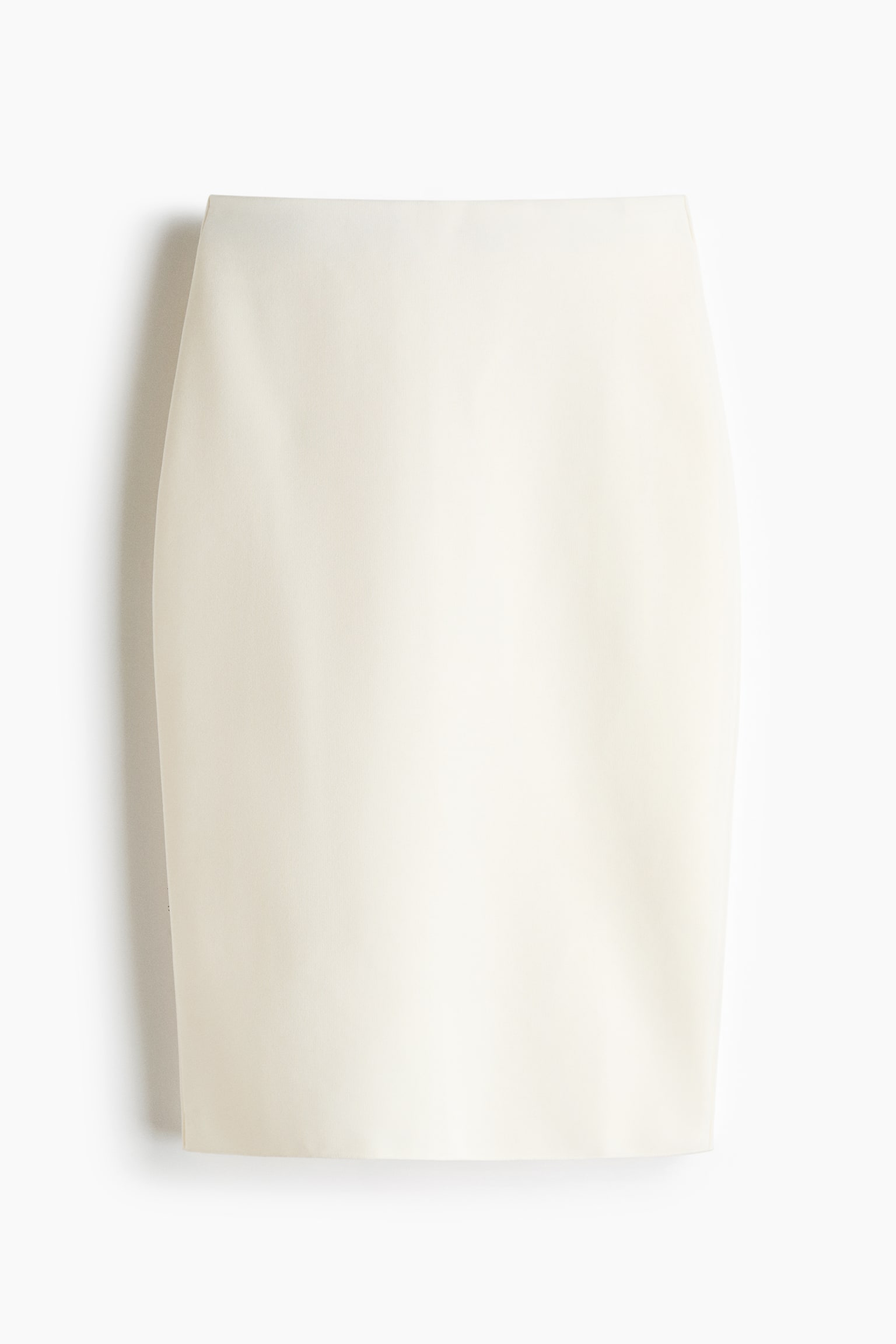 La jupe crayon blanc cassé met en avant son tissu lisse et sa silhouette droite et ajustée. - 1