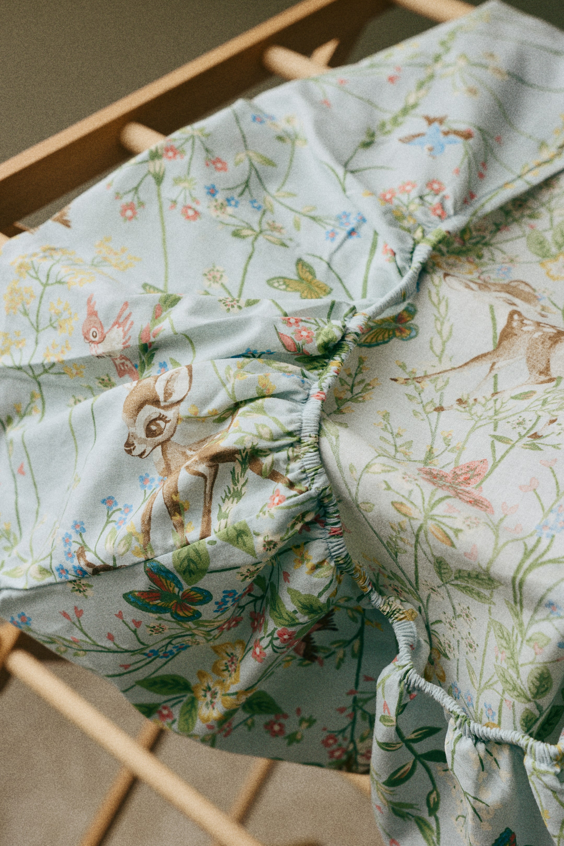 Zobrazit větší obrázek: Napínací prostěradlo do postýlky - Bleděmodrá/Bambi - HOME | H&M CZ 1