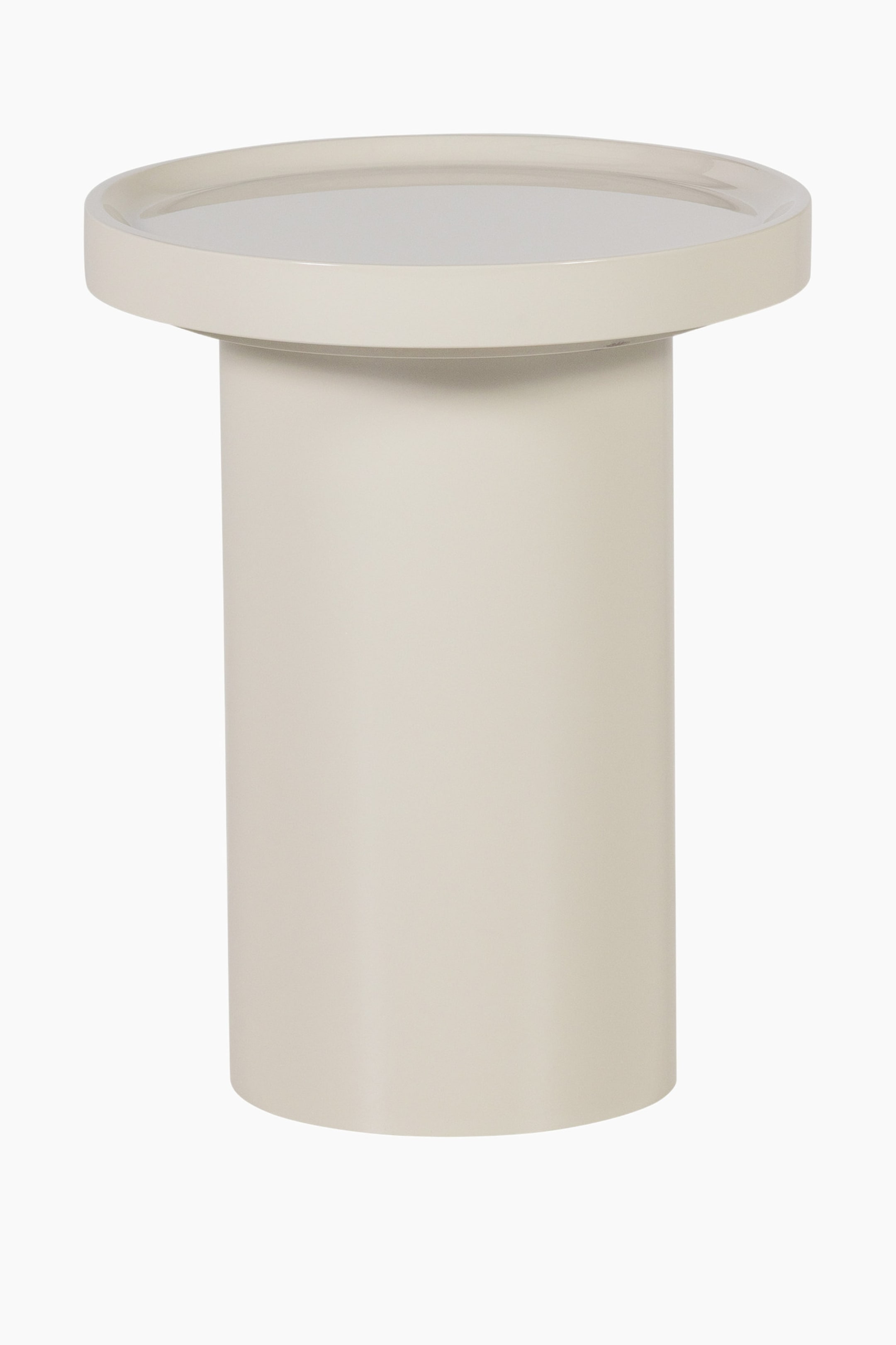 Größeres Bild anzeigen: Ein hellbeiger Beistelltisch mit zylindrischem Sockel und einer runden Tischplatte, die einen erhöhten, tablettartigen Rand aufweist und leicht nach links ausgerichtet ist.