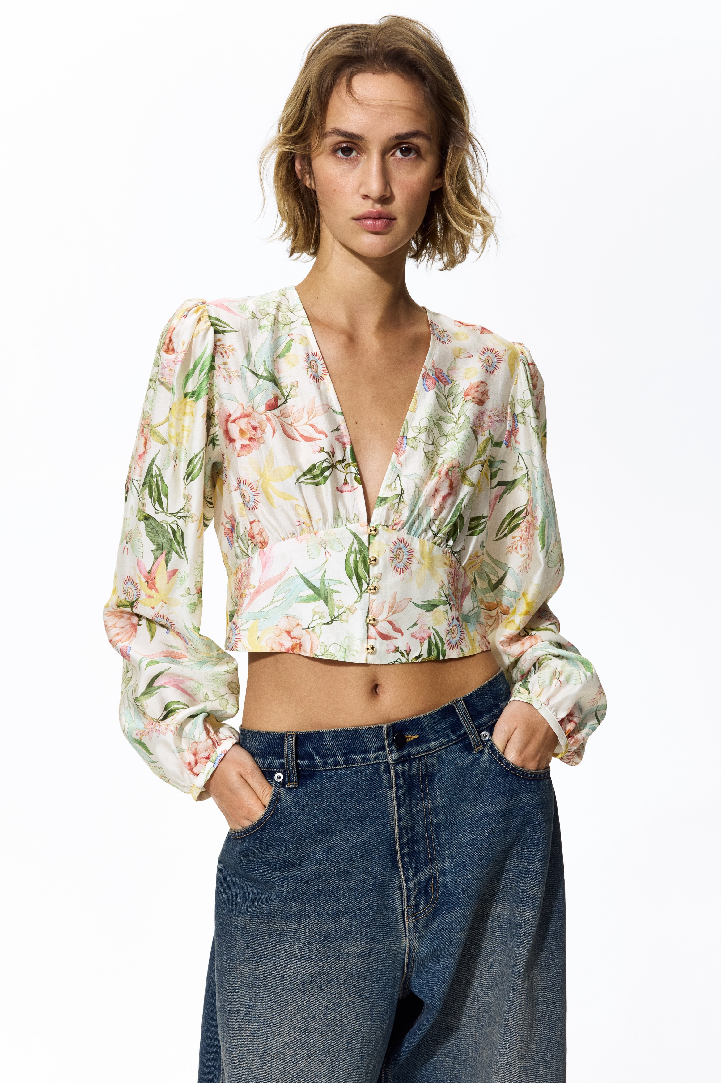 Bluza s V-izrezom - Krem/cvetni dezen/Crna