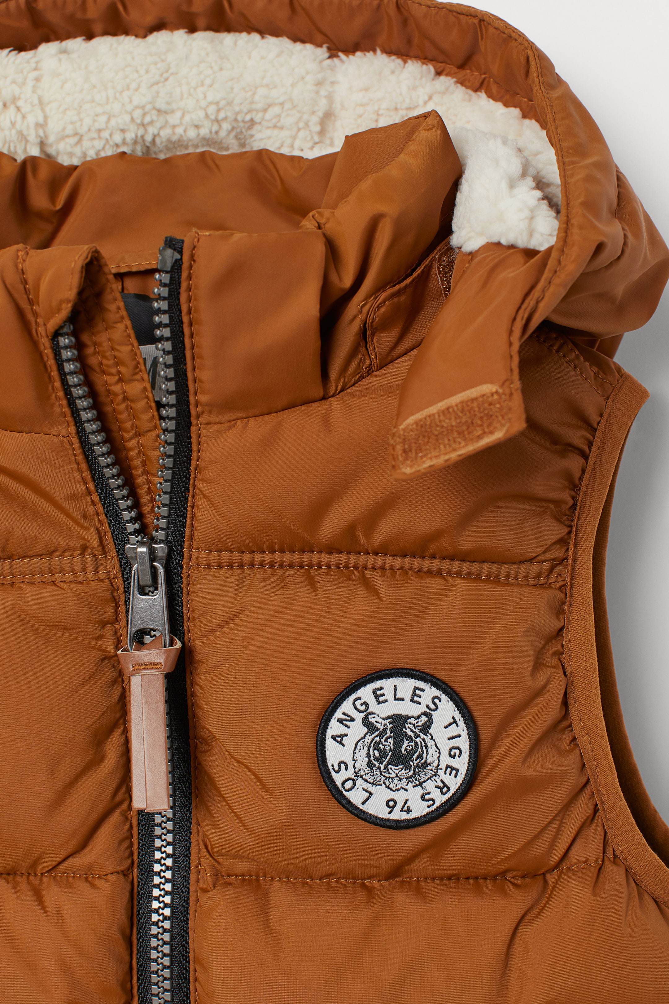 Προβολή μεγαλύτερης εικόνας: Φουσκωτό αμάνικο μπουφάν - Light brown - Kids | H&M GR 2