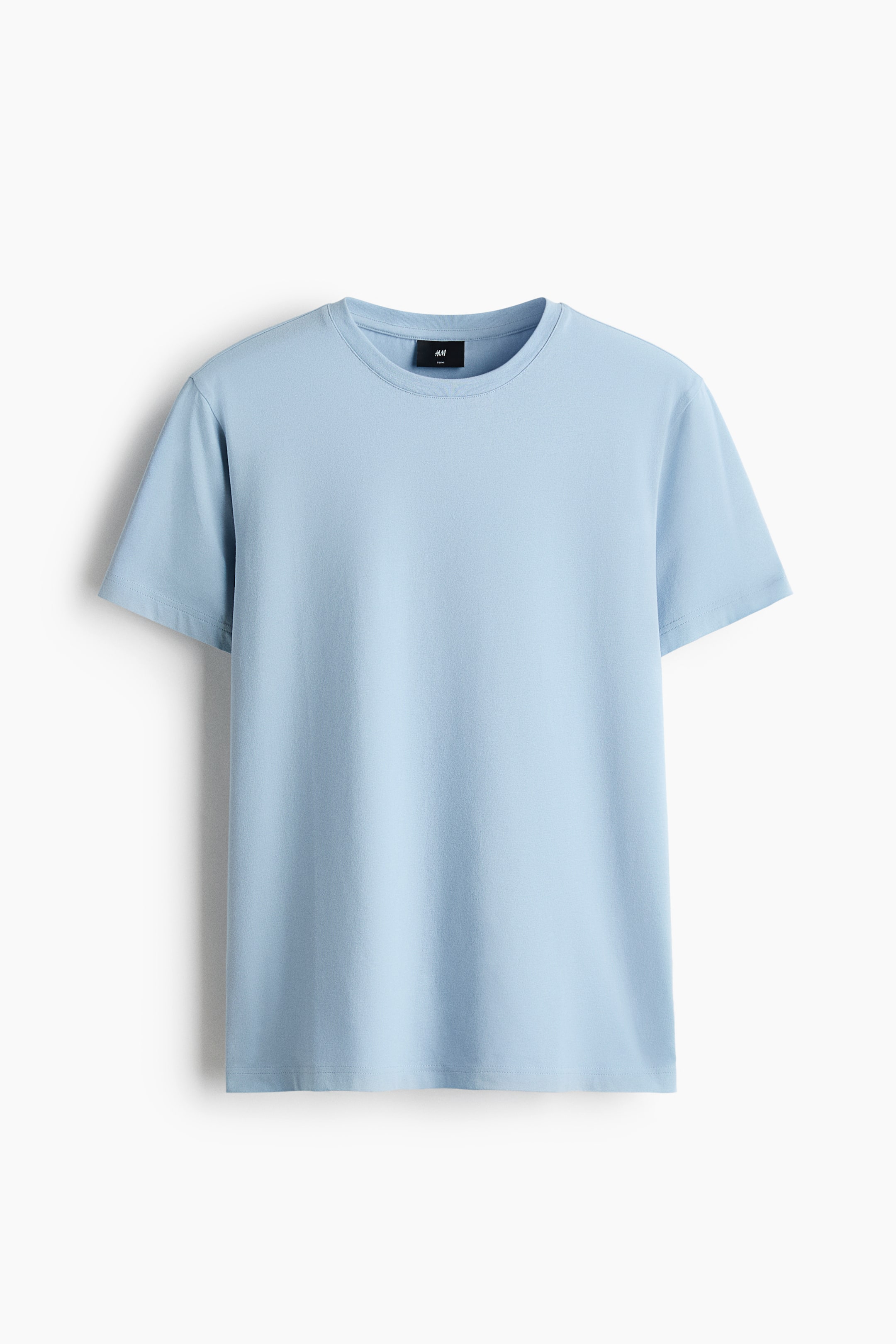 Grotere afbeelding bekijken: Een lichtblauw T-shirt wordt frontaal gepresenteerd, met een geribde ronde hals en korte mouwen. Aan de binnenkant van de achterkraag is een klein zwart merklabel zichtbaar met "H&M" en "slim" in witte tekst.