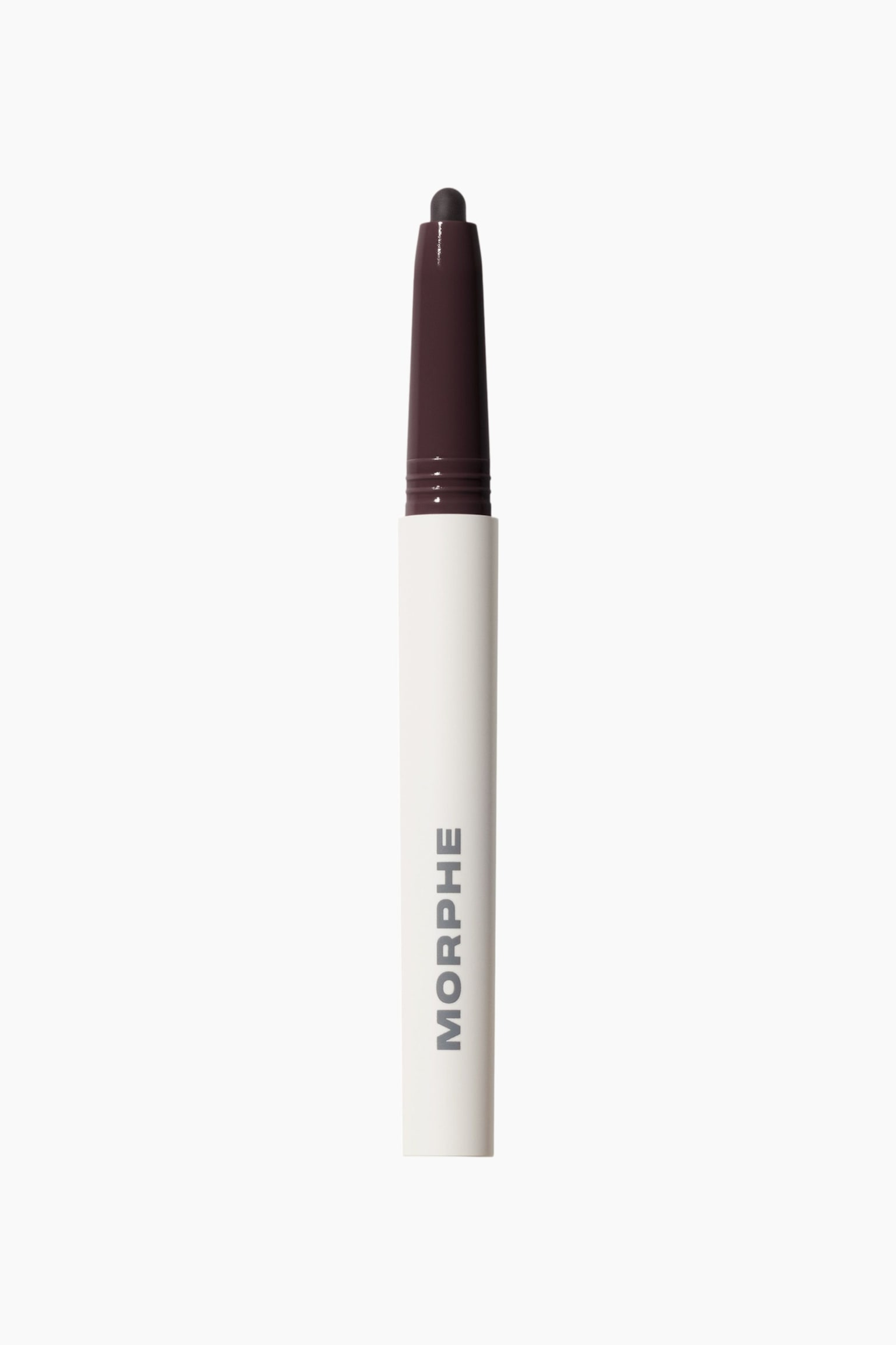 Sculptwear Signature Lip Pencil står lodrätt och visar upp en matt vit hylsa med det grå varumärkesnamnet "MORPHE" tryckt lodrätt. Den övre delen smalnar av till en mörkbrun plastkrage som håller en matchande, rundad mörkbrun läppennsspets.