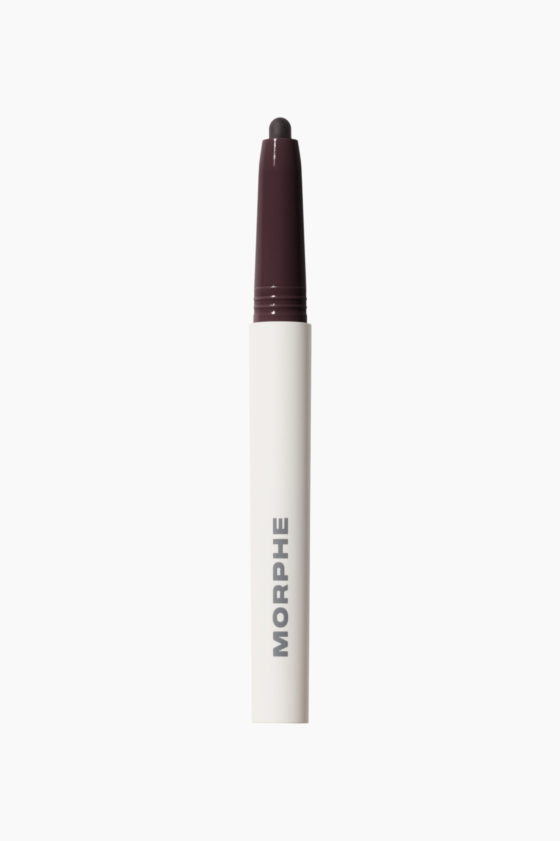 Visa större bild: Sculptwear Signature Lip Pencil står upprätt och visar upp en matt vit kropp med varumärkesnamnet "MORPHE" tryckt vertikalt i grått. Den övre delen smalnar av till en mörkbrun plasthals som håller en matchande, rundad mörkbrun läppenna-spets.