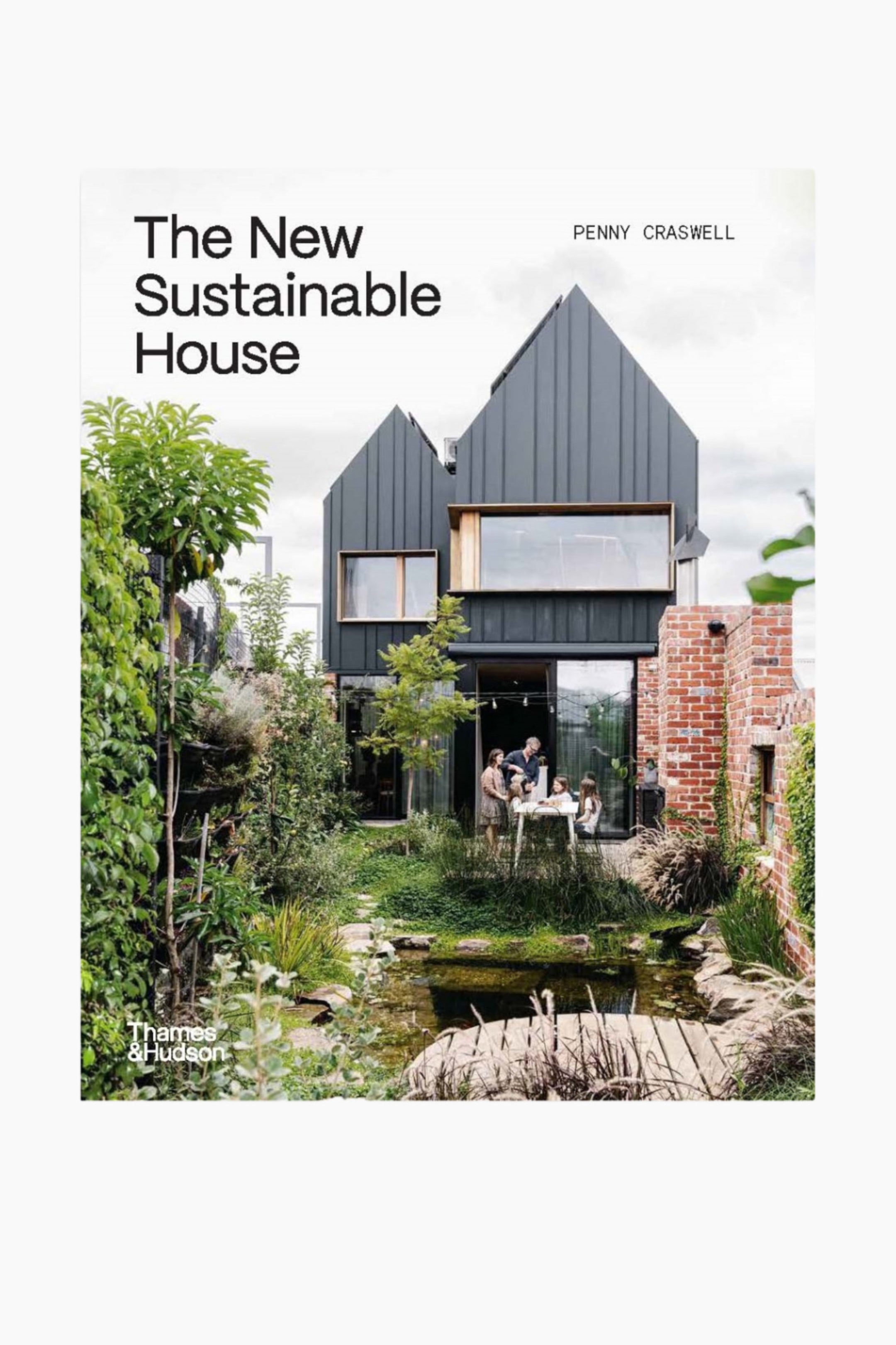 Grotere afbeelding bekijken: Een boekomslag getiteld 'The New Sustainable House' door Penny Craswell toont een vooraanzicht. De omslagafbeelding toont een modern, donkergrijs huis met zadeldaken en grote ramen, gelegen in een weelderige tuin met een vijver. Het logo van de uitgever Thames & Hudson is zichtbaar linksonder.