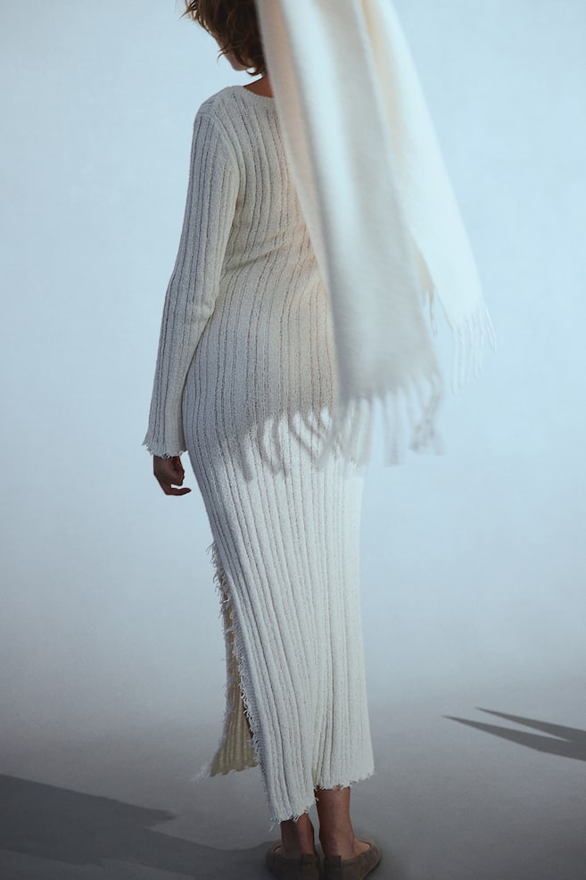 Ribbestrikket kjole med frynsekant - Cream - 4