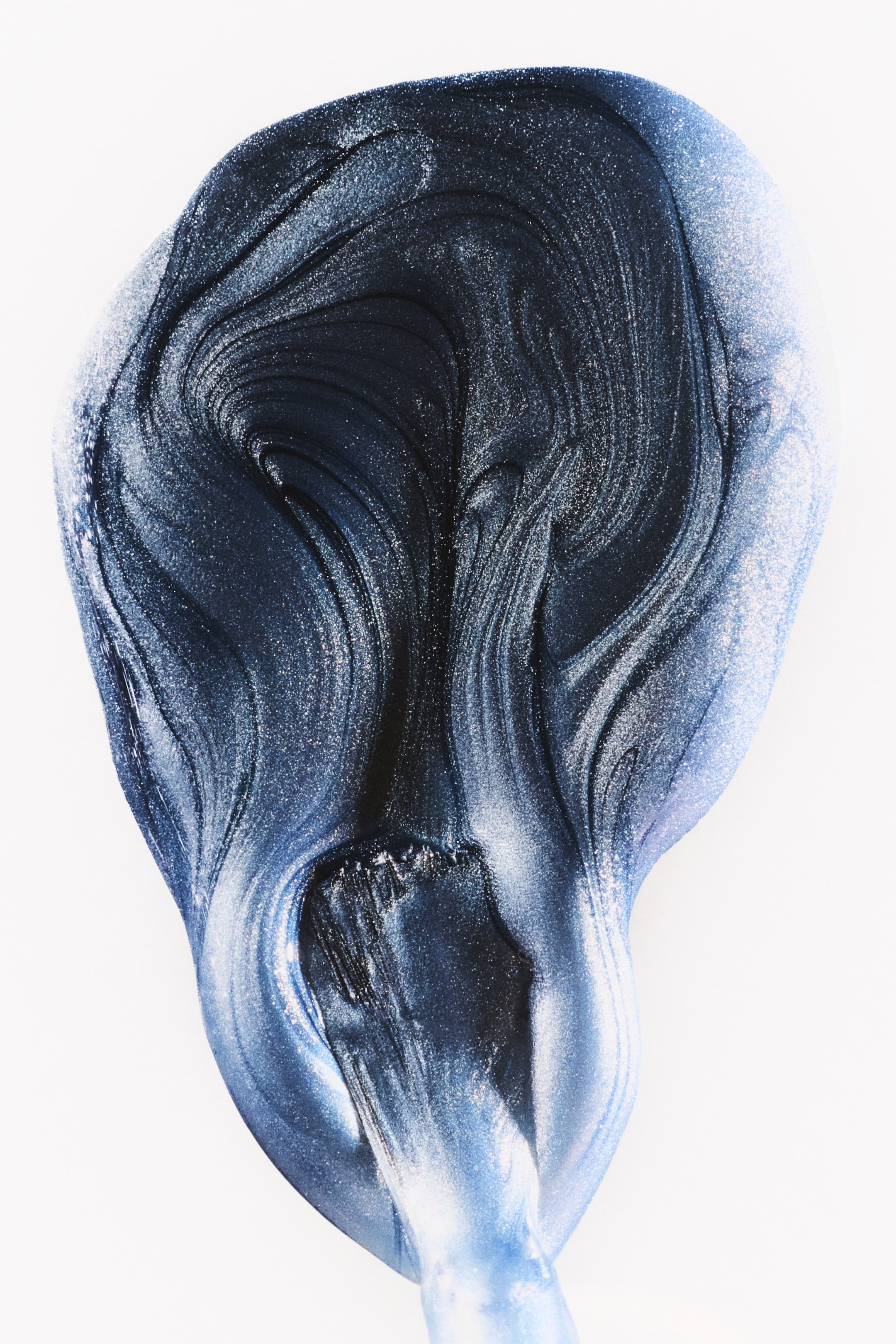 Größeres Bild ansehen: Eine schimmernde metallische Flüssigkeit präsentiert eine unregelmäßige, verlängerte Form, die wirbelnde Texturen aufweist und von dunklen Blau- und Schwarztönen zu helleren Blautönen übergeht.