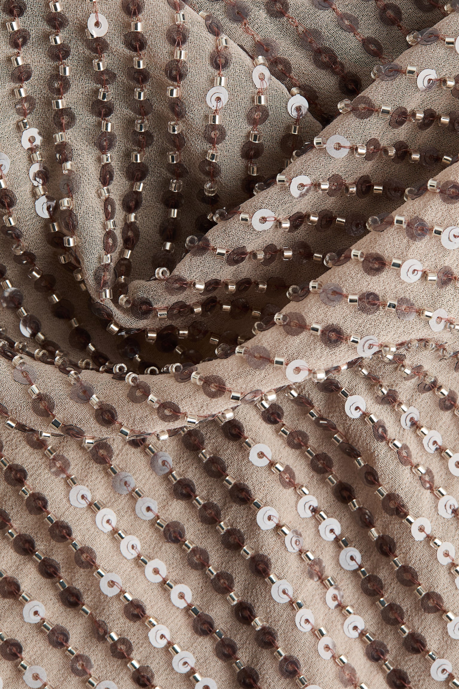 Flitrové šaty s hlbokým nariaseným výstrihom - Hnedosivá - 3