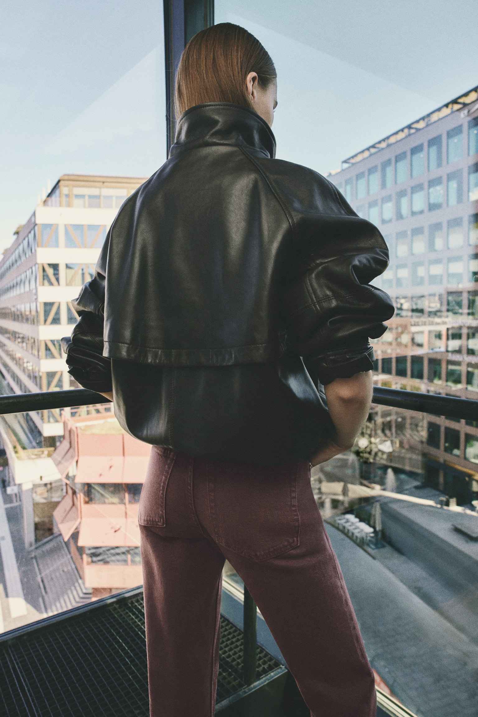 Женские джинсы H&M Straight Regular Waist, цвет: Бордовый — фото 5