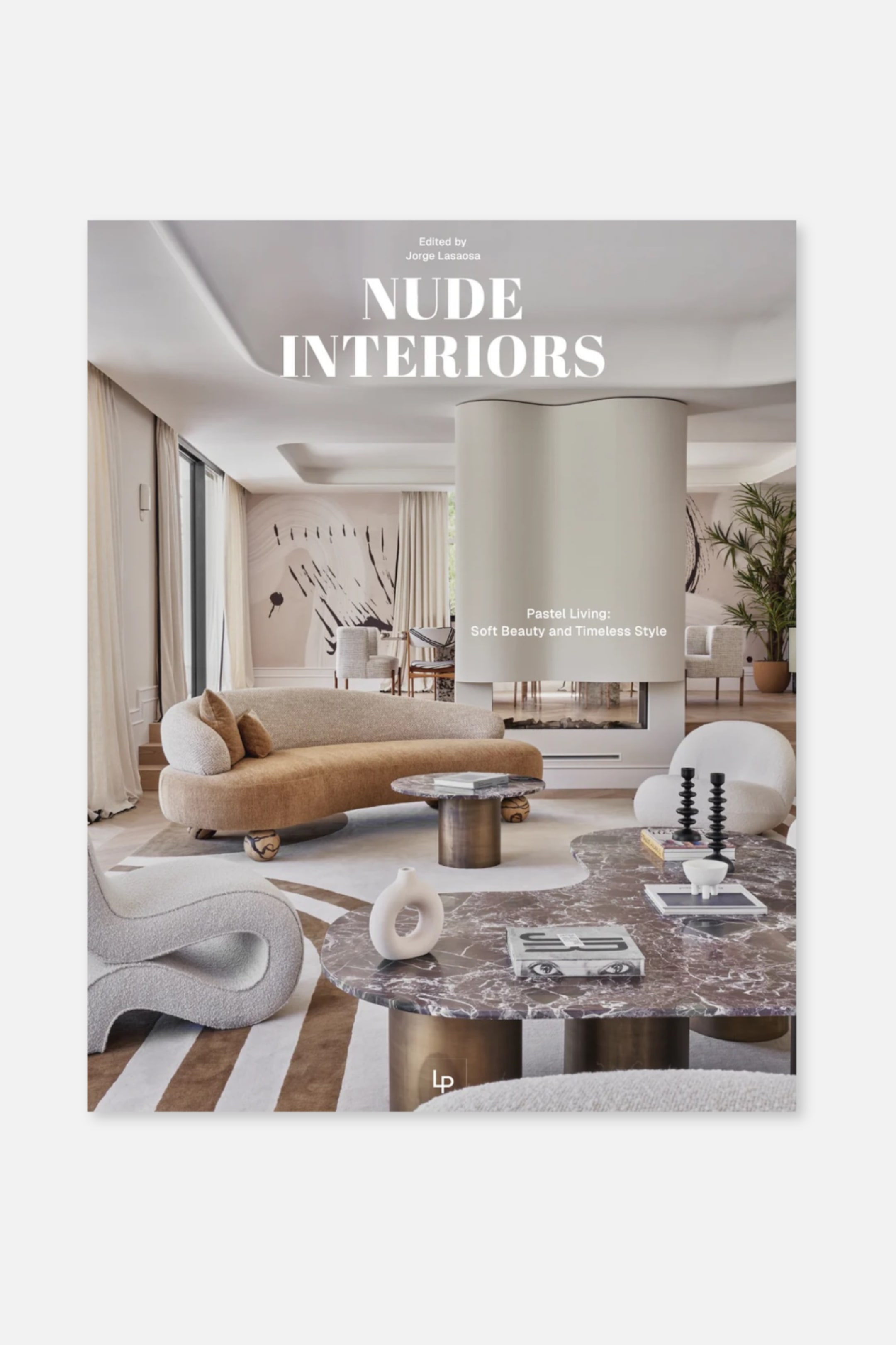 Größeres Bild ansehen: Ein Buch präsentiert sein Titelbild, auf dem "Herausgegeben von Jorge Lasaoasa" über dem Haupttitel "NUDE INTERIORS" in großen weißen Buchstaben zu sehen ist. Das Cover zeigt außerdem eine Fotografie eines modernen Wohnzimmers in Pastelltönen sowie den Untertitel "Pastel Living: Zarte Schönheit und Zeitloser Stil."