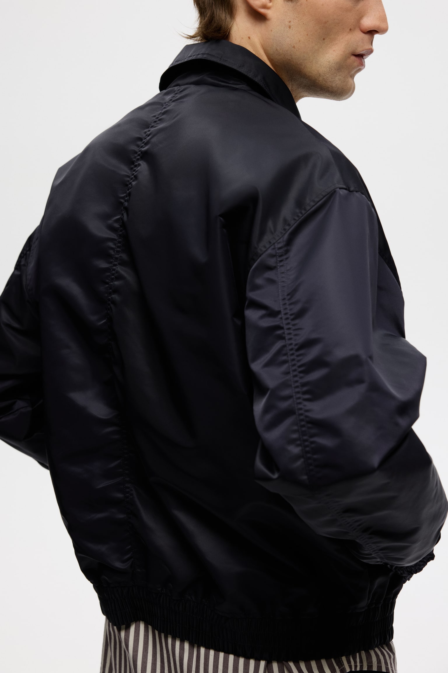 Мужская куртка H&M Nylon Bomber, цвет: Тёмно-синий — фото 4