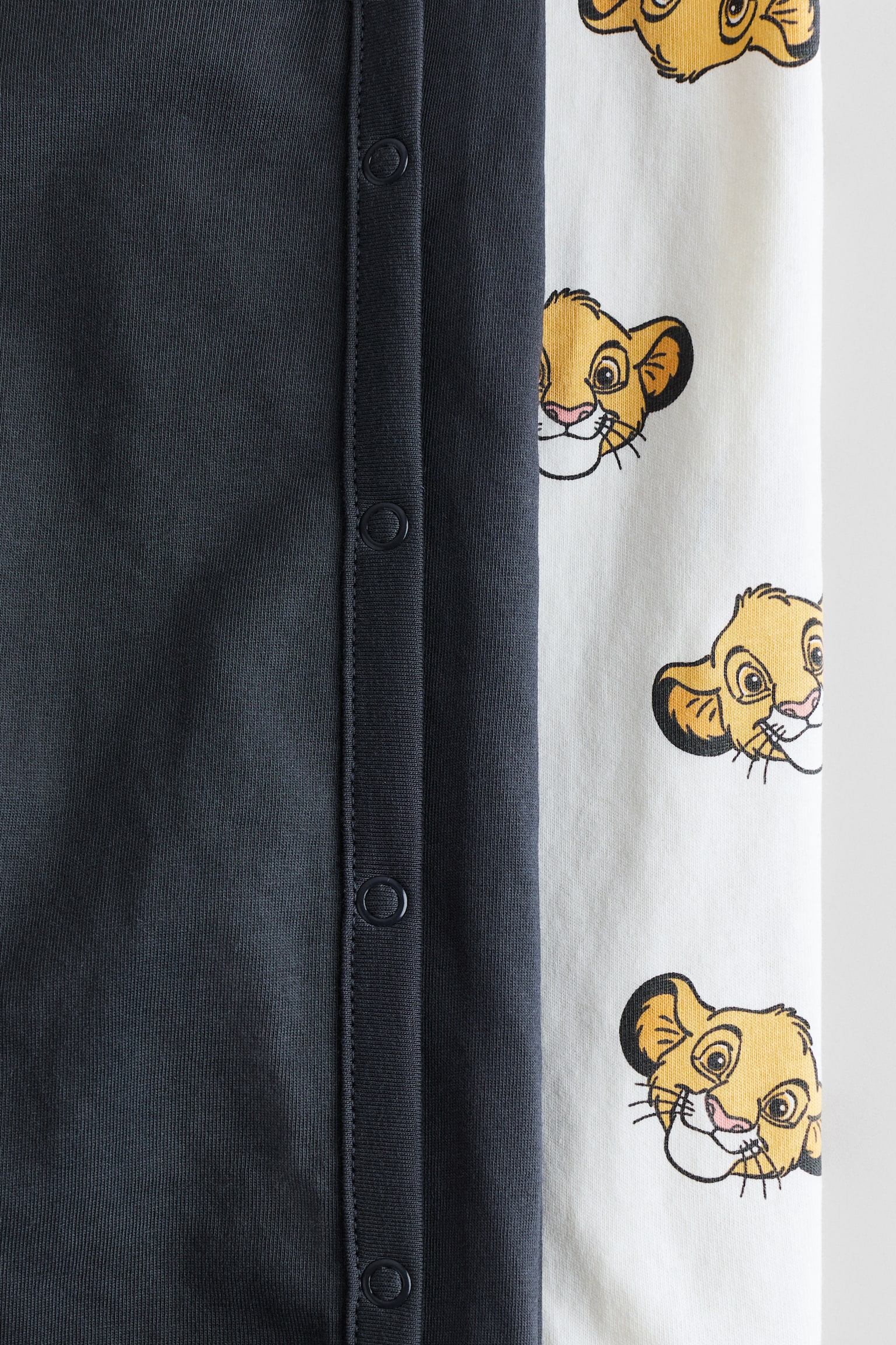 2 perechi de pijama cu imprimeu - Gri-închis/Regele Leu/Roz/Minnie Mouse/Albastru-prăfuit/Superman/Turcoaz/Regele Leu/Verde-deschis/Mickey Mouse/Roșu/Minnie Mouse/Dusty blue/Mickey Mouse/Roz-deschis/Minnie Mouse/Roz-deschis/Bambi - 2