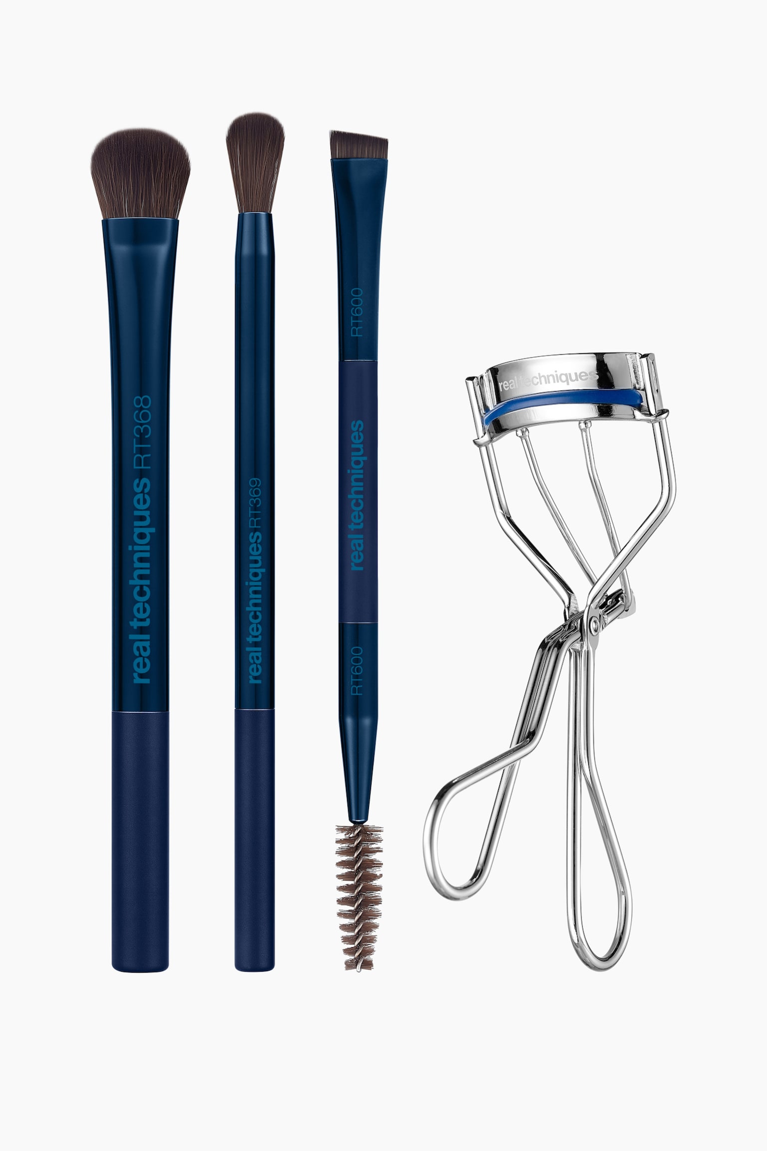 Das Real Techniques Augen-Make-up-Set umfasst drei Pinsel mit metallisch dunkelblauen Griffen sowie eine Wimpernzange aus silberfarbenem Metall mit blauem Silikonpad, die alle vertikal angeordnet sind. Zum Set gehören ein breiter Lidschatten-Grundierungspinsel, ein konisch zulaufender Blending-Pinsel und ein doppelseitiger Pinsel mit abgeschrägter Spitze an einem Ende und einem Spoolie am anderen Ende.