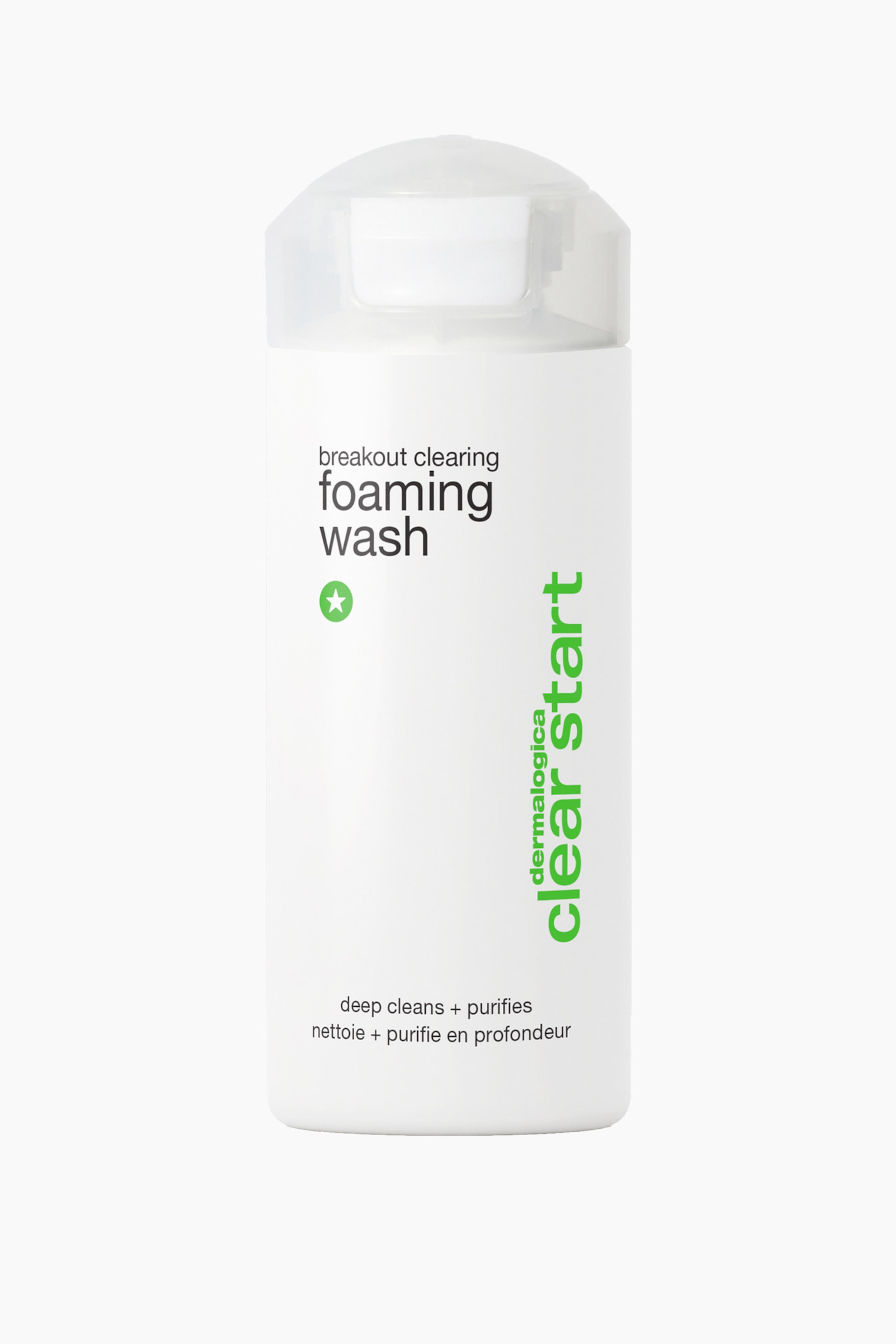 Visa större bild: En vit cylindrisk flaska med Dermalogica Clear Start Breakout Clearing Foaming Wash står upprätt och vänd mot kameran. Flaskan har ett genomskinligt, rundat lock, svart text som lyder ”breakout clearing foaming wash” samt lodrät grön varumärkesprofilering med texten ”dermalogica clear start” längs sidan.