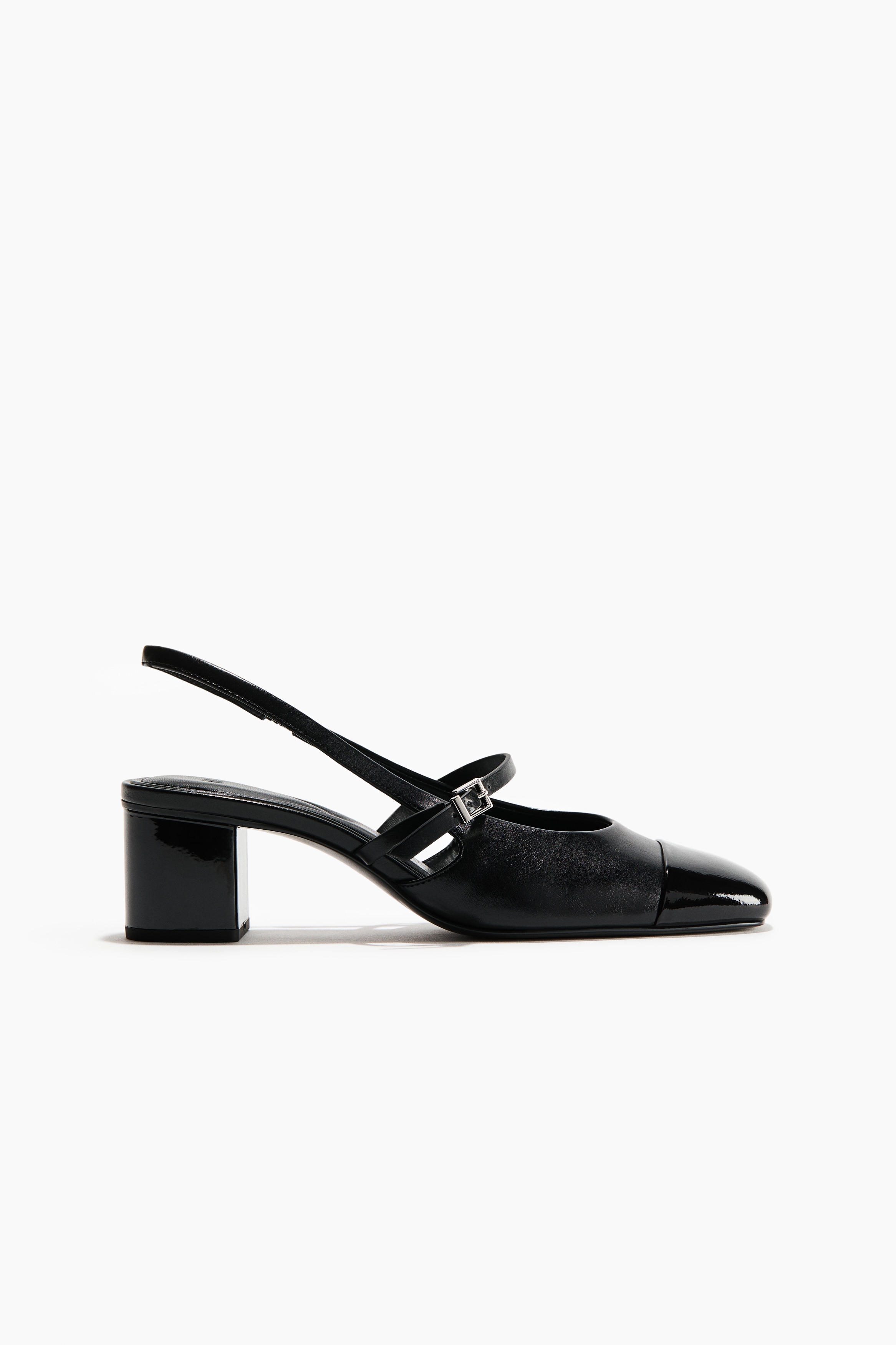 Schwarze Slingback-Pumps mit Blockabsatz aus beschichtetem Stoff liegen flach und prÃ¤sentieren ihr Design aus der Draufsicht. Die Schuhe zeigen glÃ¤nzende, quadratische Lack-Kappen an den Zehen, schmale, verstellbare Riemen Ã¼ber dem Spann mit silberfarbenen Metallschnallen, elastische Fersenriemen und markante BlockabsÃ¤tze.