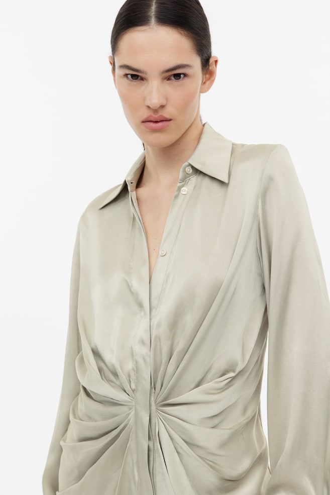 Drapert skjortekjole i silke - Light beige/Sort - 4