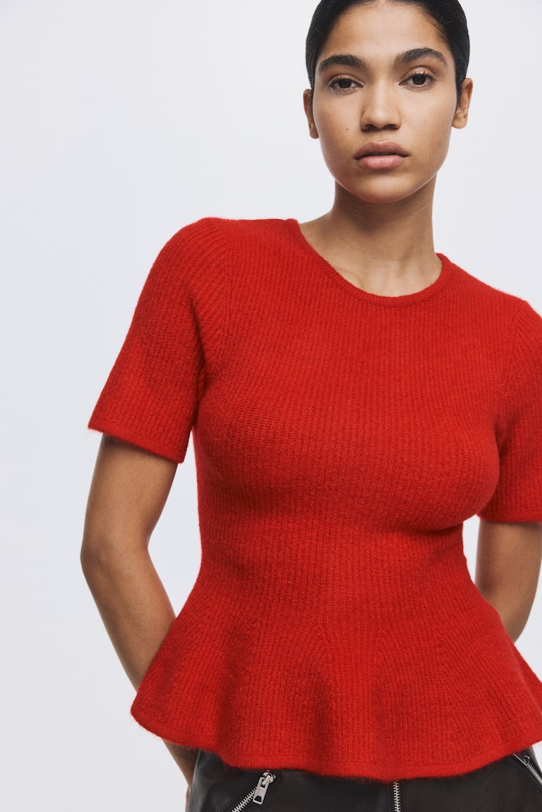 Bluza od rebrastog pletiva sa volanom