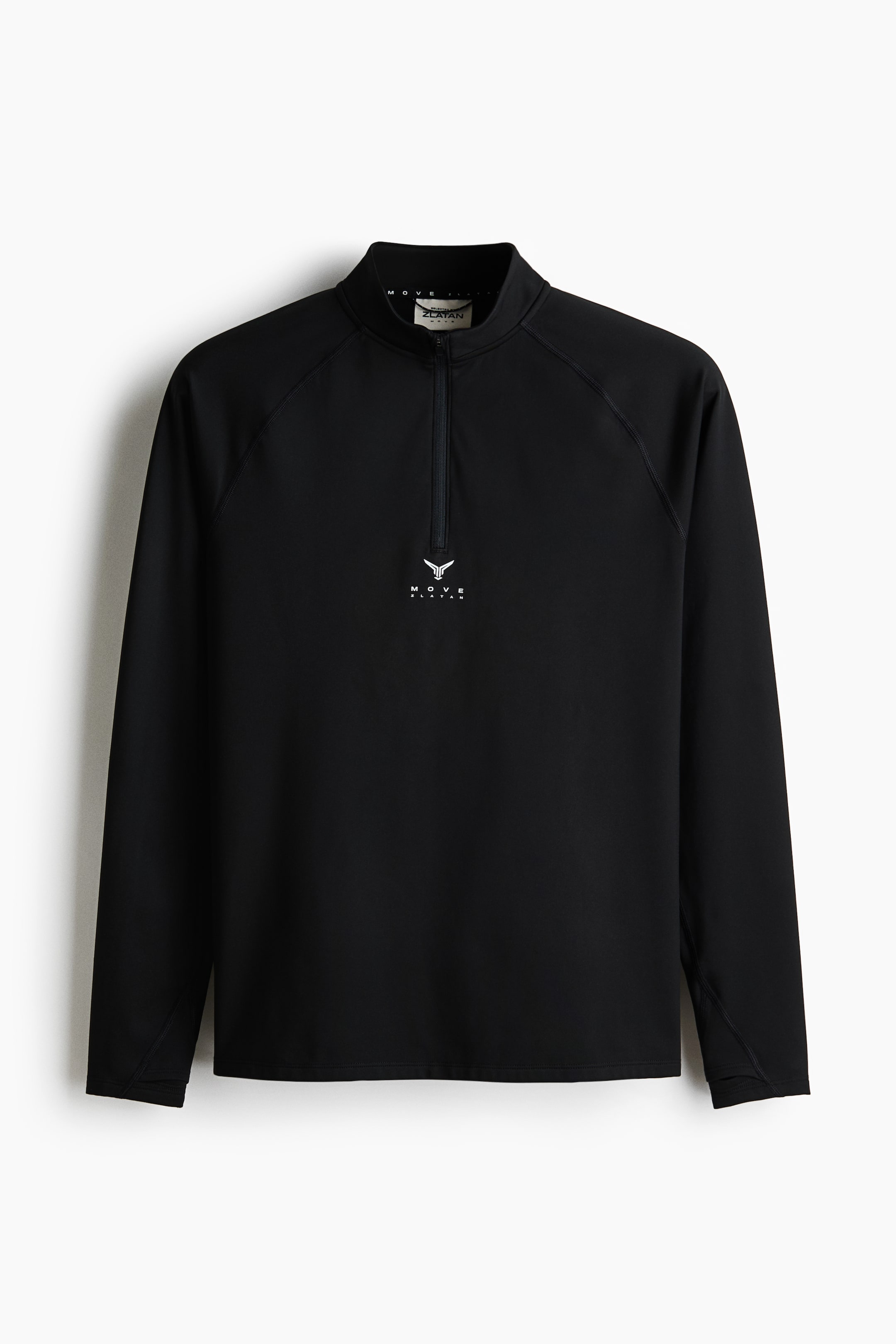 Ampliar la imagen: Se muestra una blusa negra de manga larga desde el FRENTE, con un cuello alto y un cierre de cuarto de cremallera. Un gráfico blanco aparece debajo de la cremallera, y las mangas raglán definen el diseño del hombro.