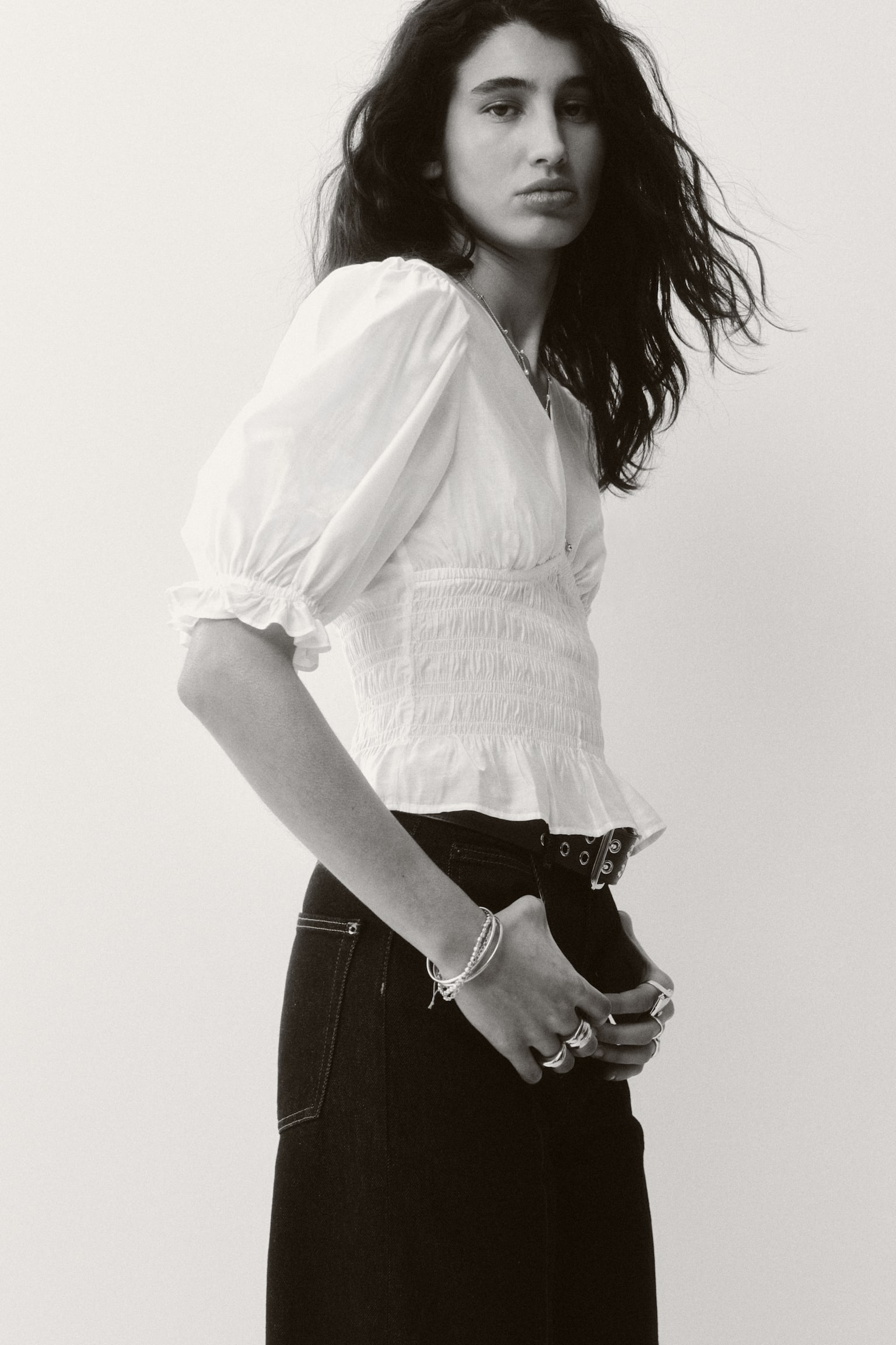 חולצה עם כיווצים במותן - לבן/ירוק/דוגמה/חום כהה - 4