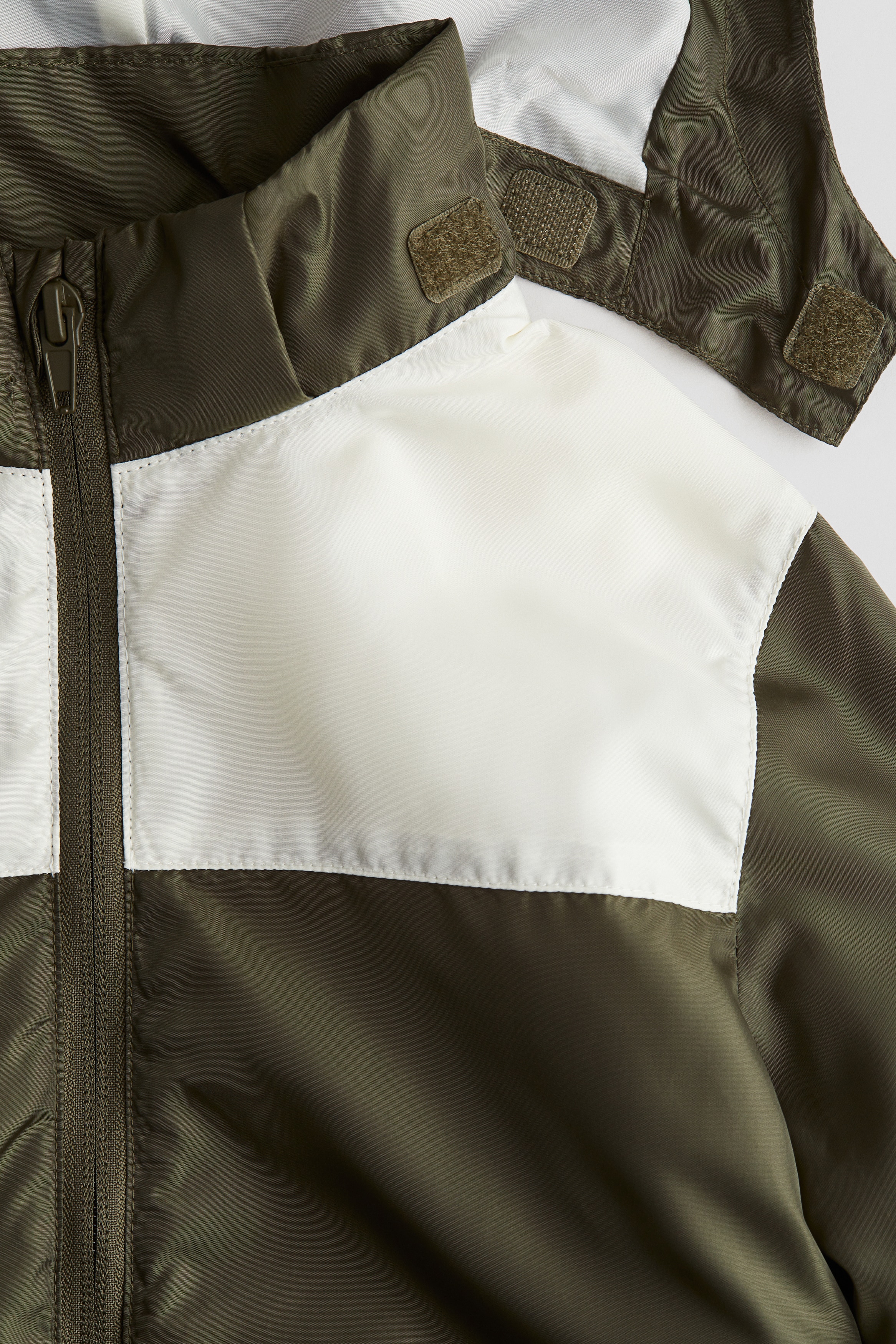 カラーブロックウインドブレーカー - ダークグリーン／ホワイト